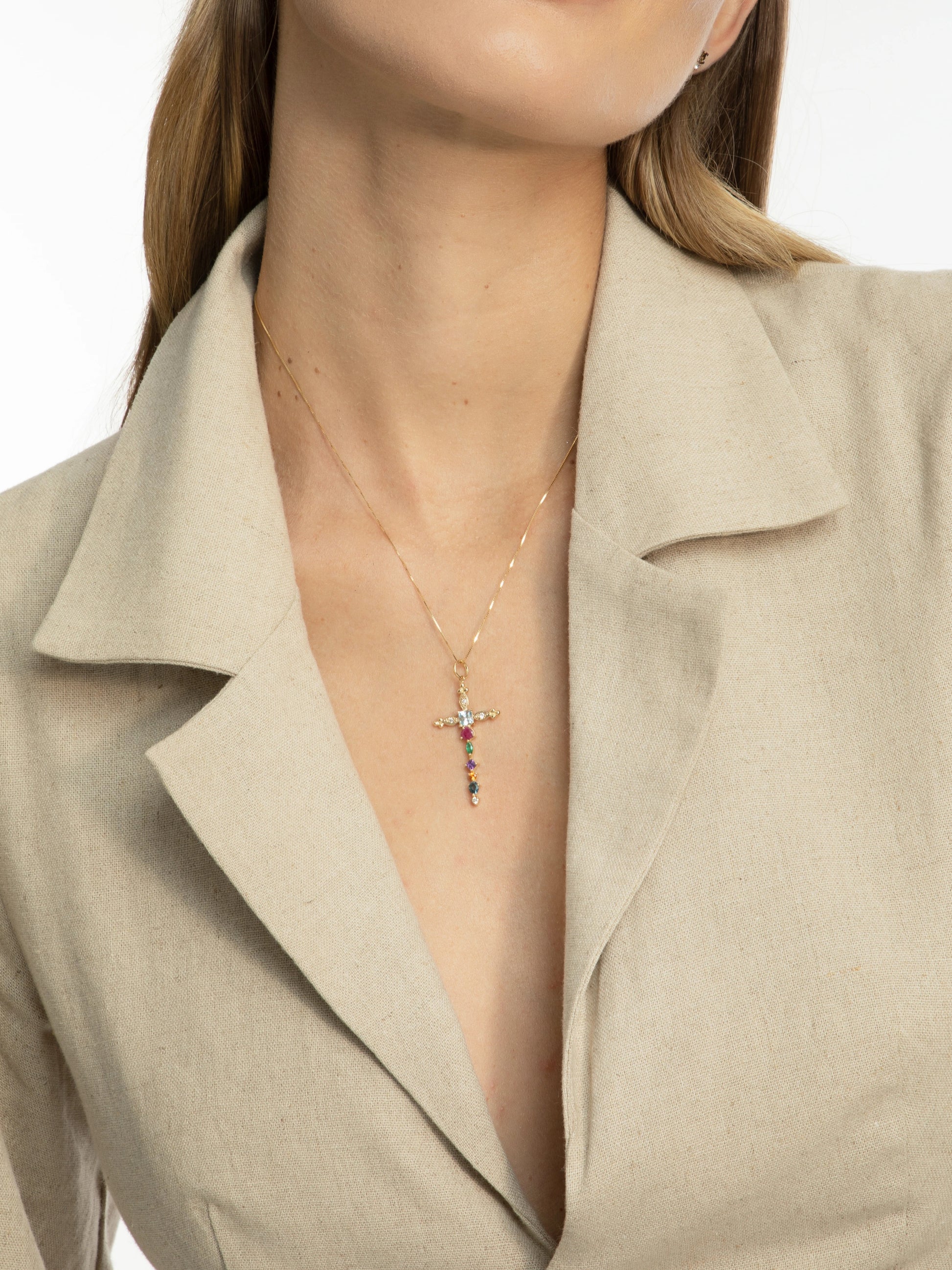 PINGENTE ESPADA/CRUZ COM GEMAS COLORIDAS