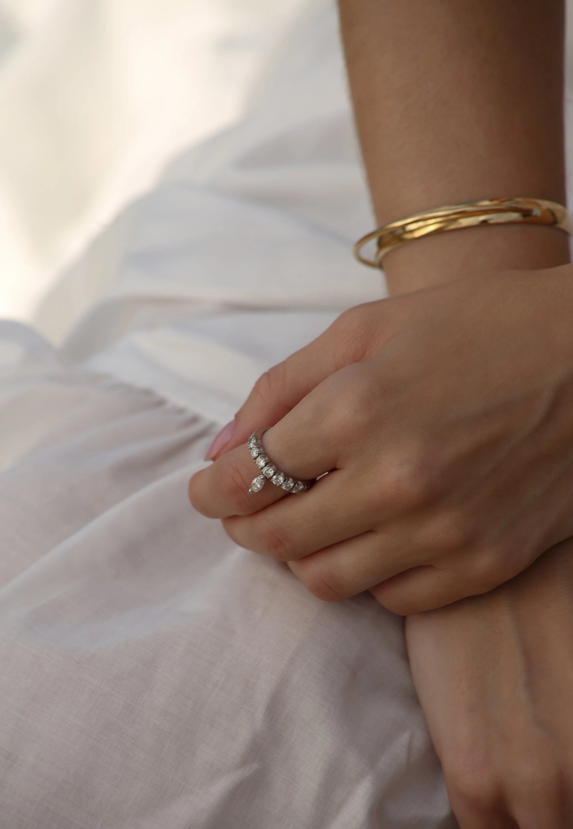 ANEL MEIA ALIANÇA COM NAVETE E DIAMANTES