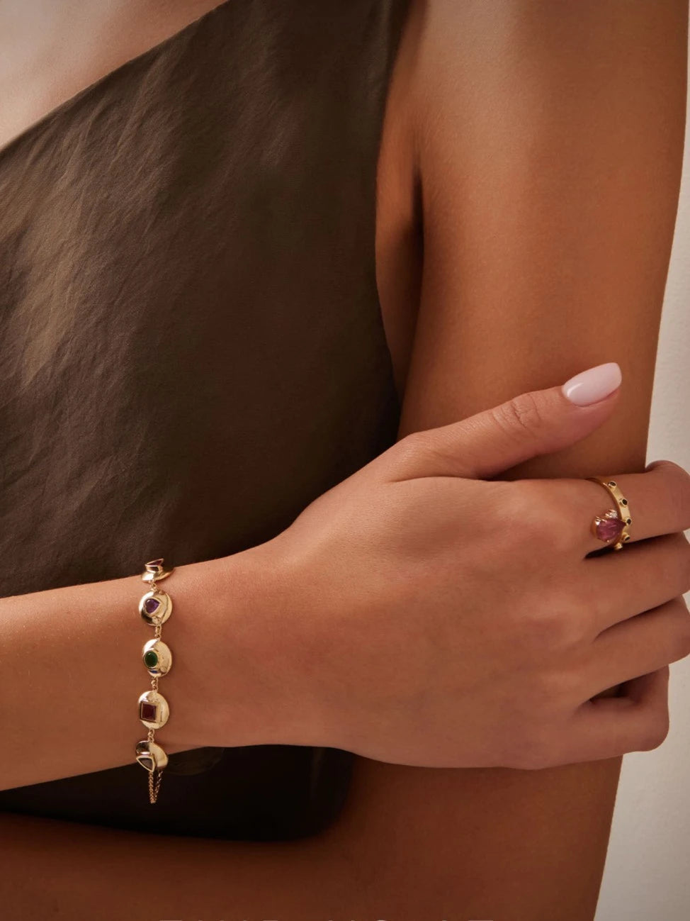 PULSEIRA COM GEMAS COLORIDAS