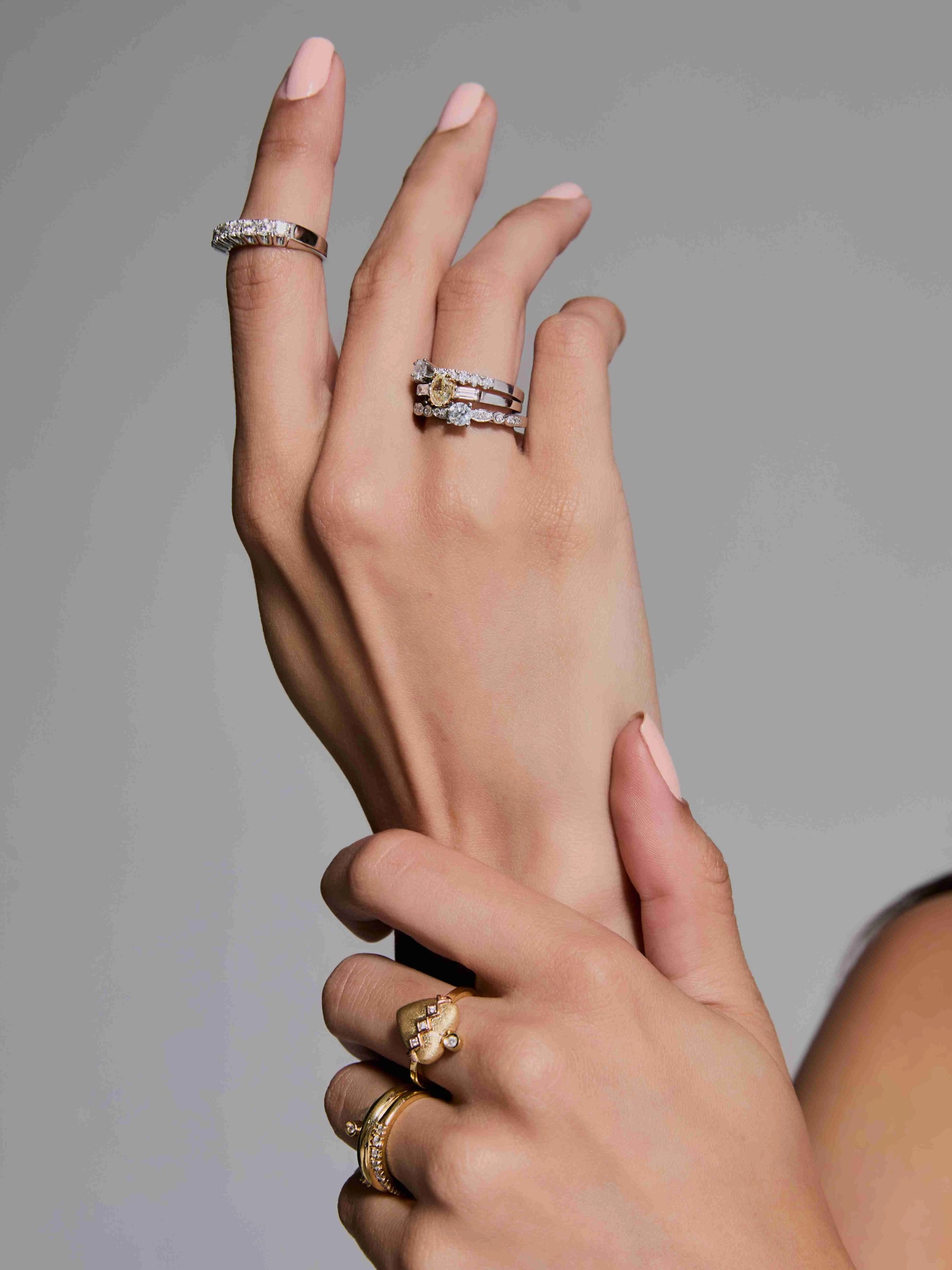 ANEL MEIA ALIANÇA COM DIAMANTES 10PTS