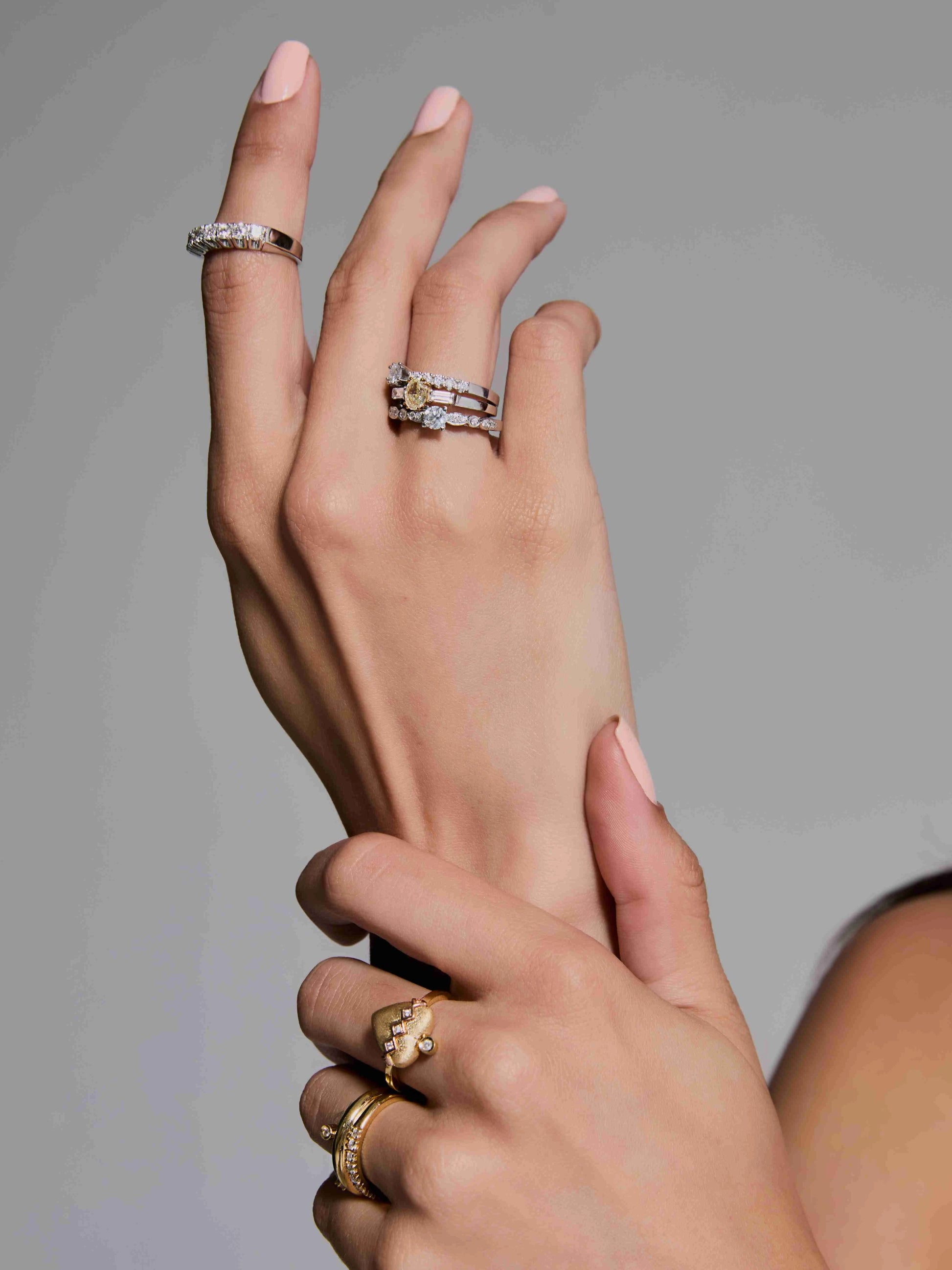 ANEL SOLITÁRIO COM FANCY YELLOW E DIAMANTE BRANCO