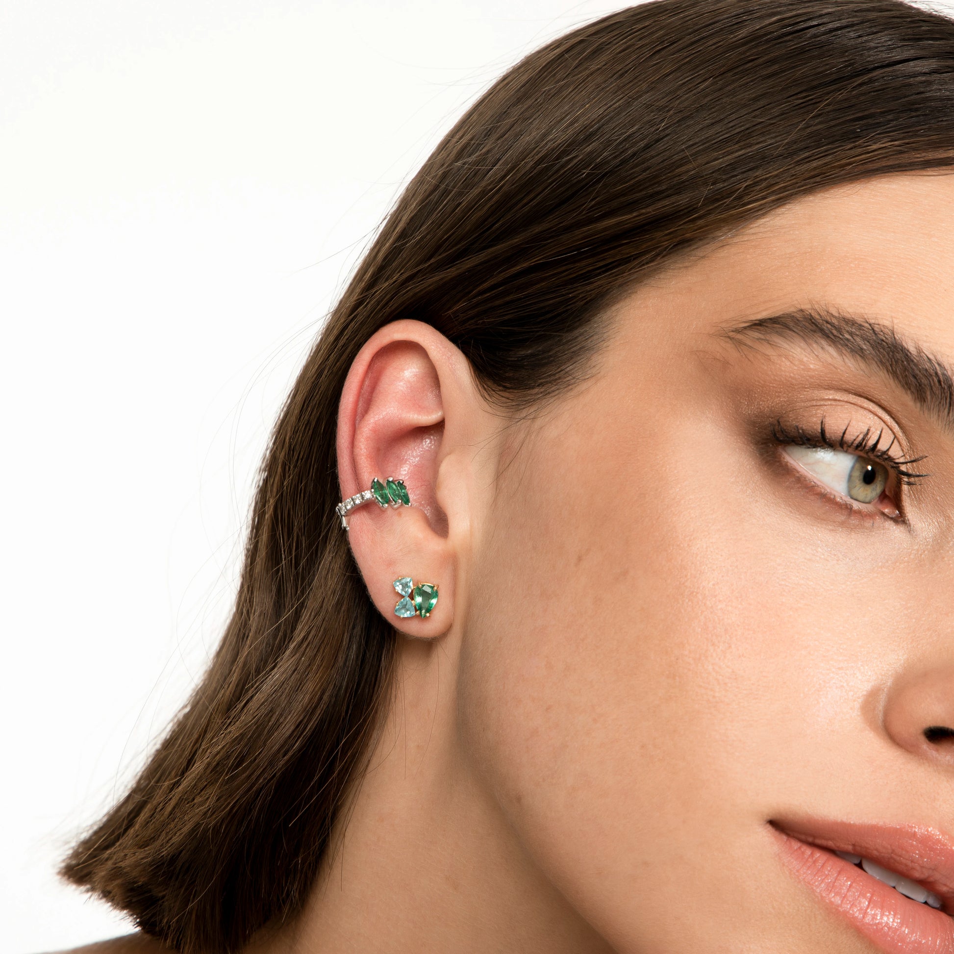 PIERCING COM ESMERALDAS NAVETE