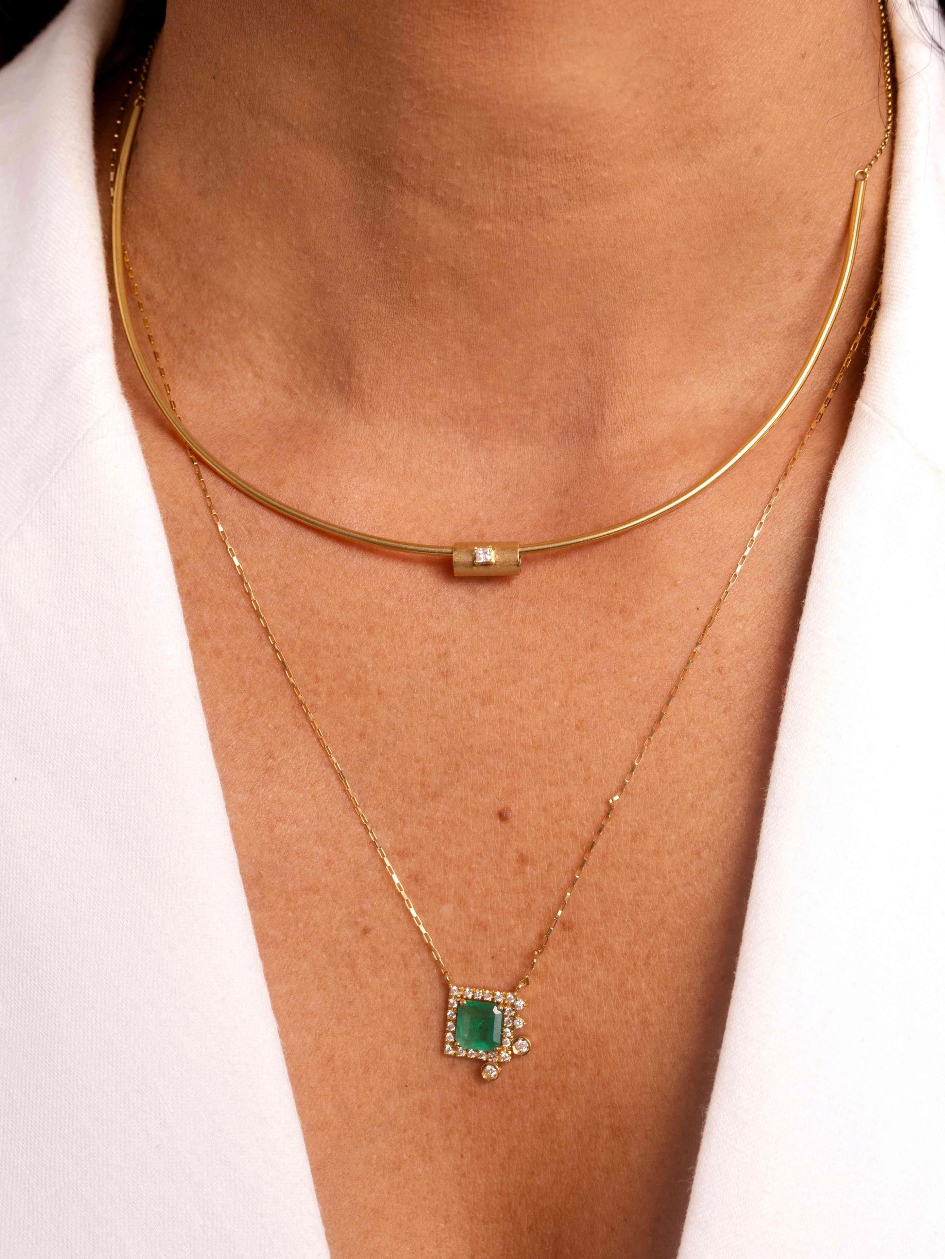 COLAR MOLDURA COM ESMERALDA E DIAMANTE