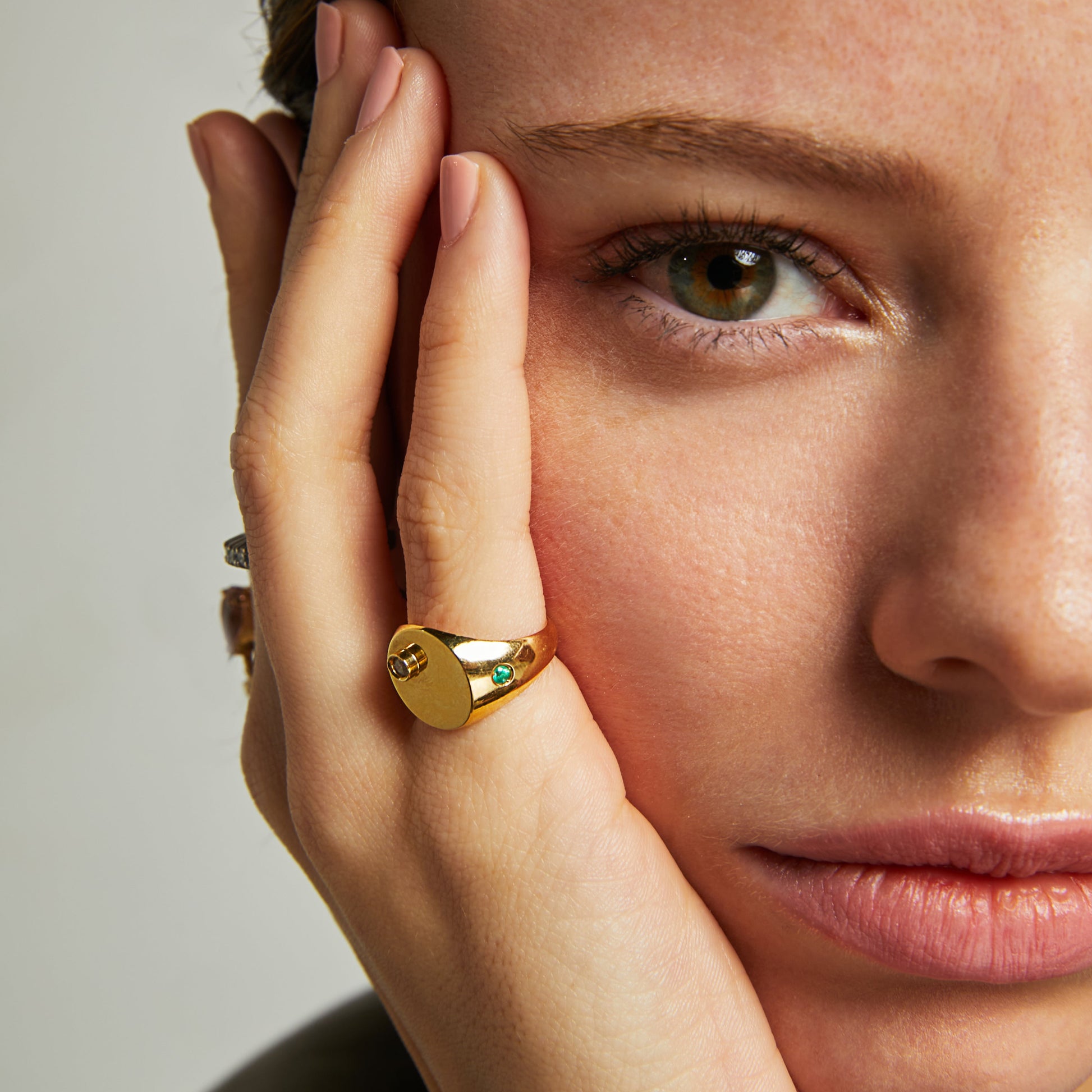 ANEL DEDINHO COM RUBI, ESMERALDA E DIAMANTE
