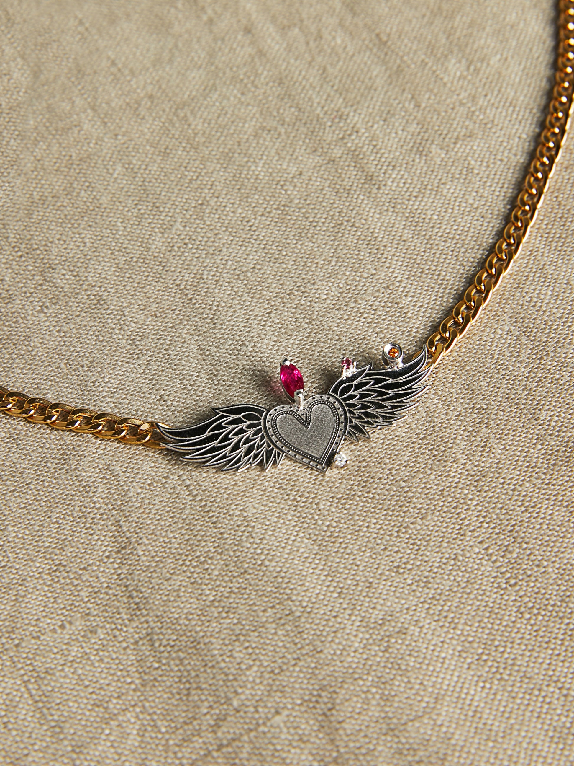 CHOKER GRUMMER COM CORAÇÃO ASAS