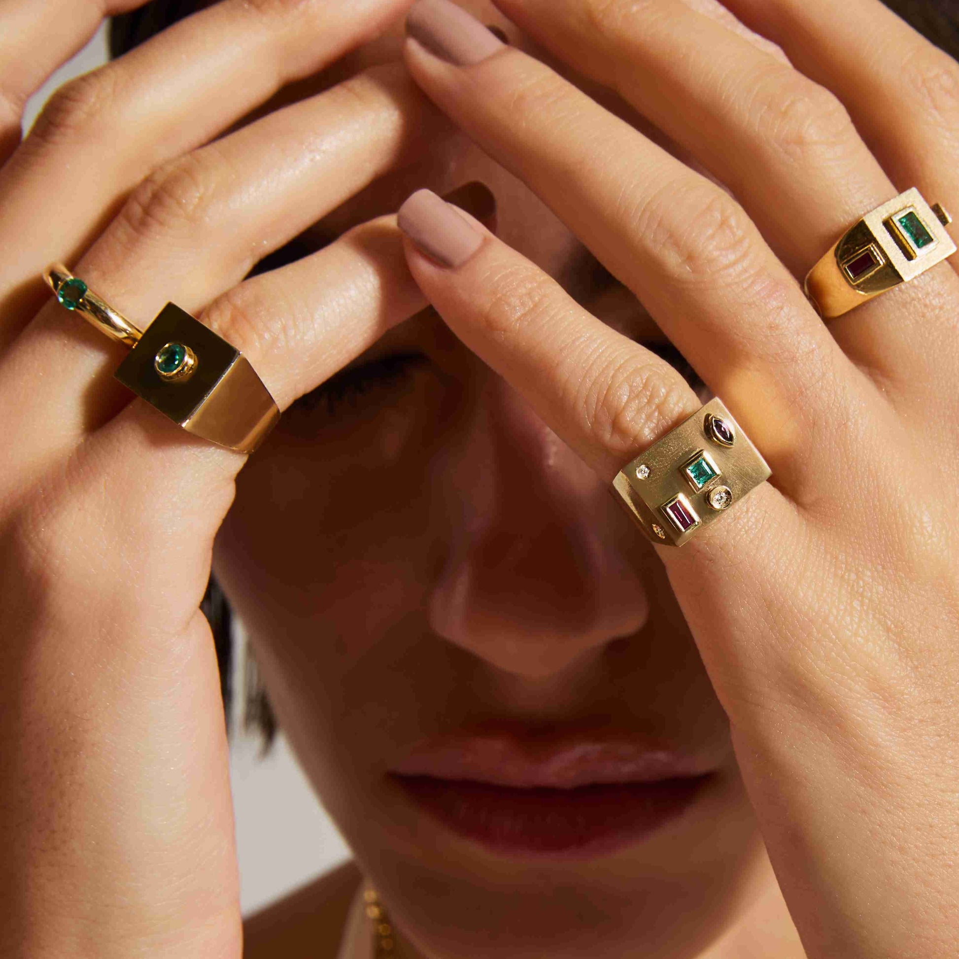 ANEL DEDINHO COM RUBI, ESMERALDA, DIAMANTE E AMETISTA