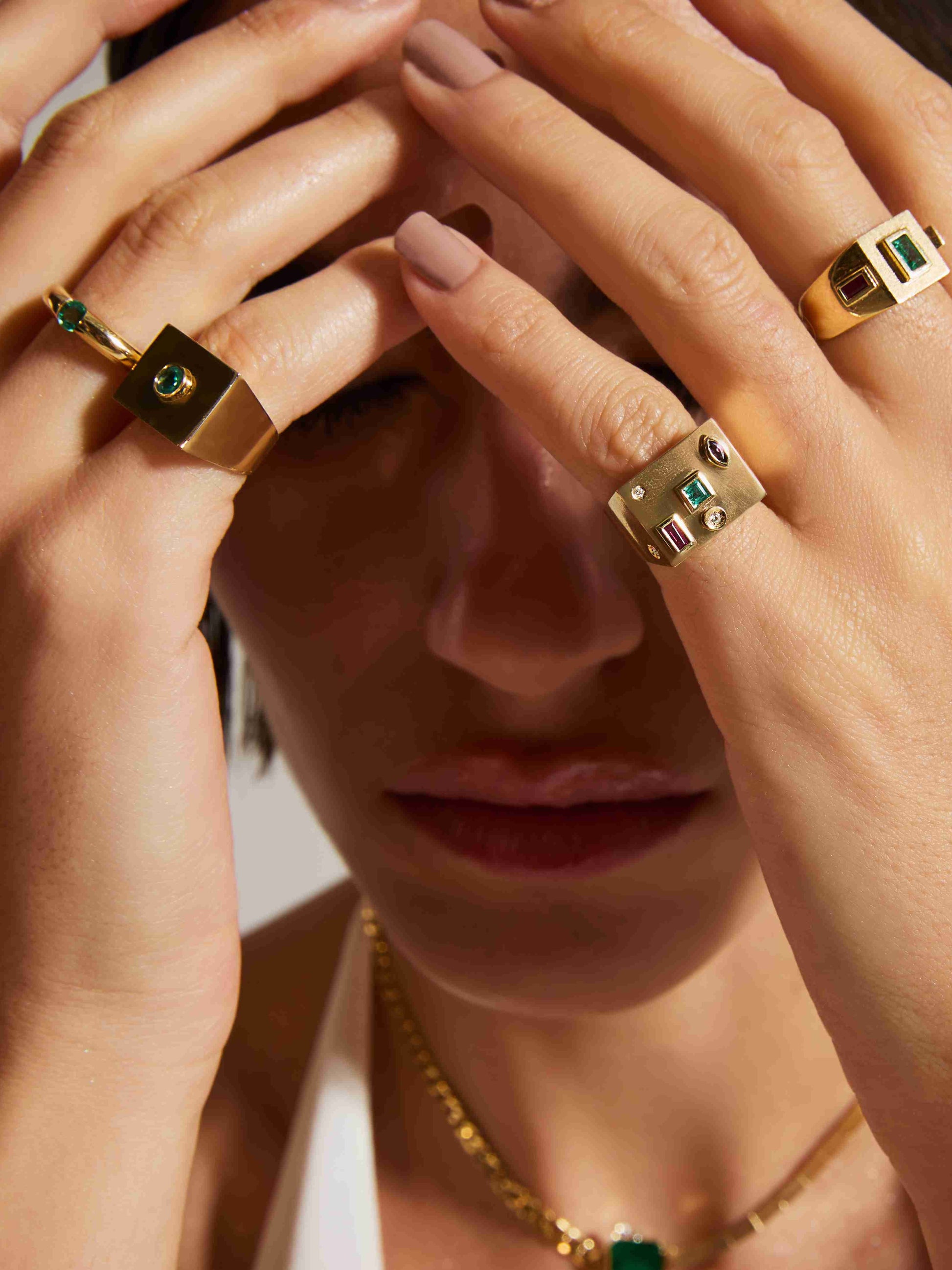 ANEL COM ESMERALDA E RUBI