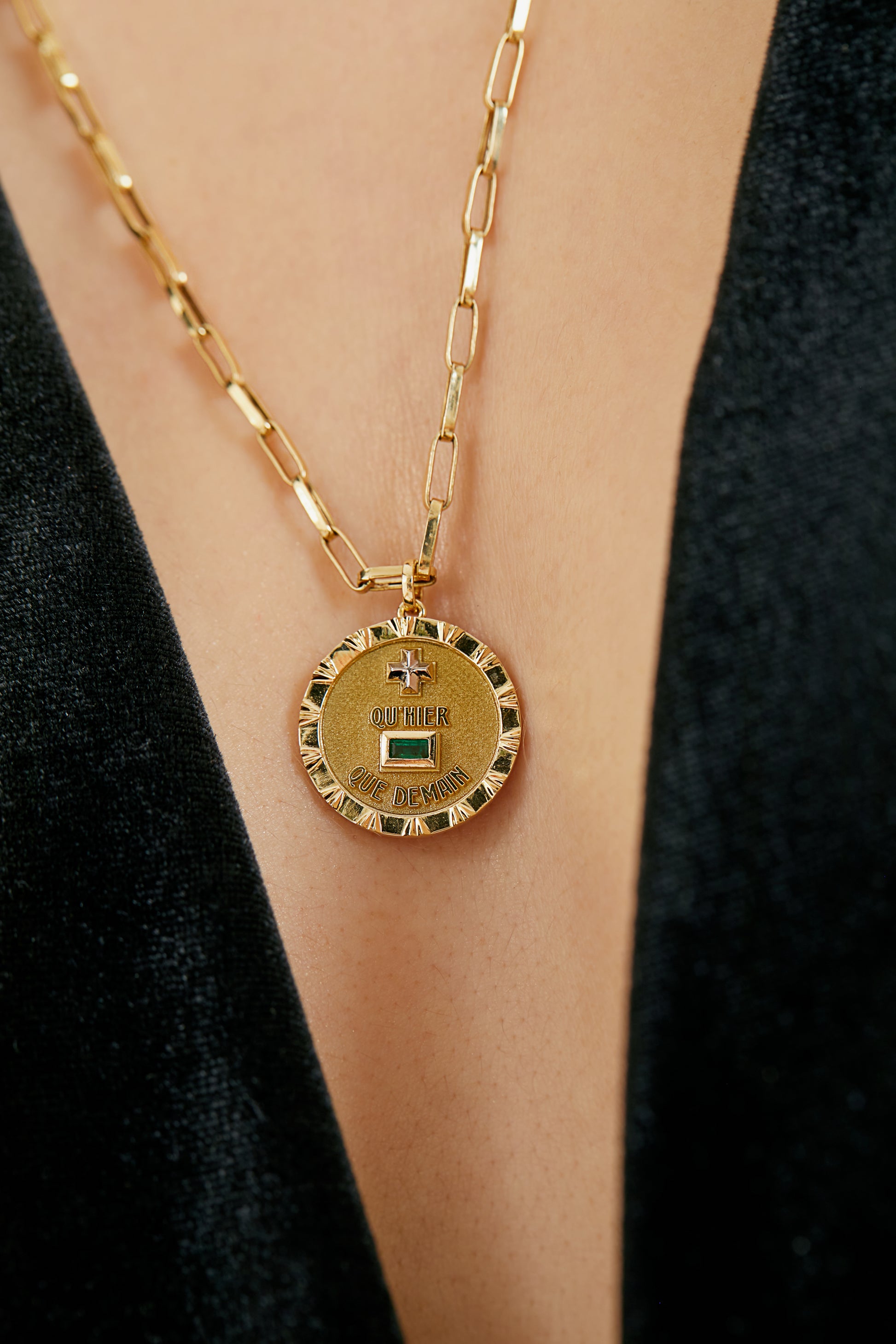 PINGENTE MEDALHA "QU'HIER QUE DEMAIN" COM ESMERALDA E DIAMANTE
