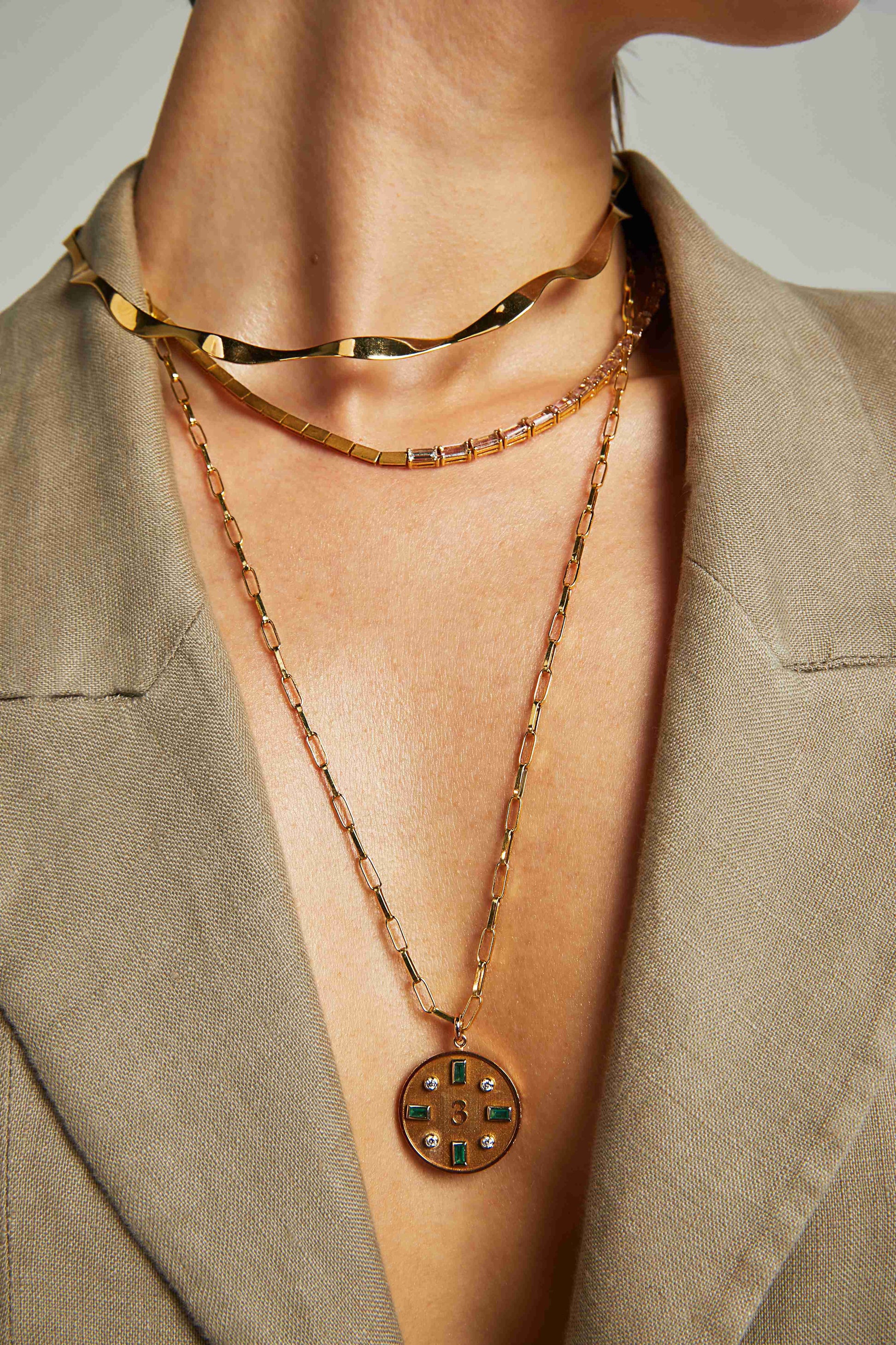 PINGENTE MEDALHA PERSONALIZADO COM ESMERALDA E DIAMANTE