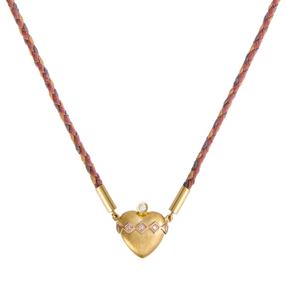 COLAR CORAÇÃO COM FIO CORDA E DIAMANTES