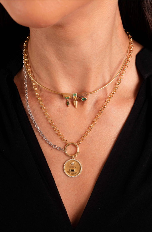 PINGENTE SEPARADOR DENTE COM ESMERALDA E DIAMANTE