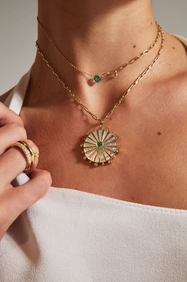 PINGENTE COM MADREPÉROLA, ESMERALDA E DIAMANTES