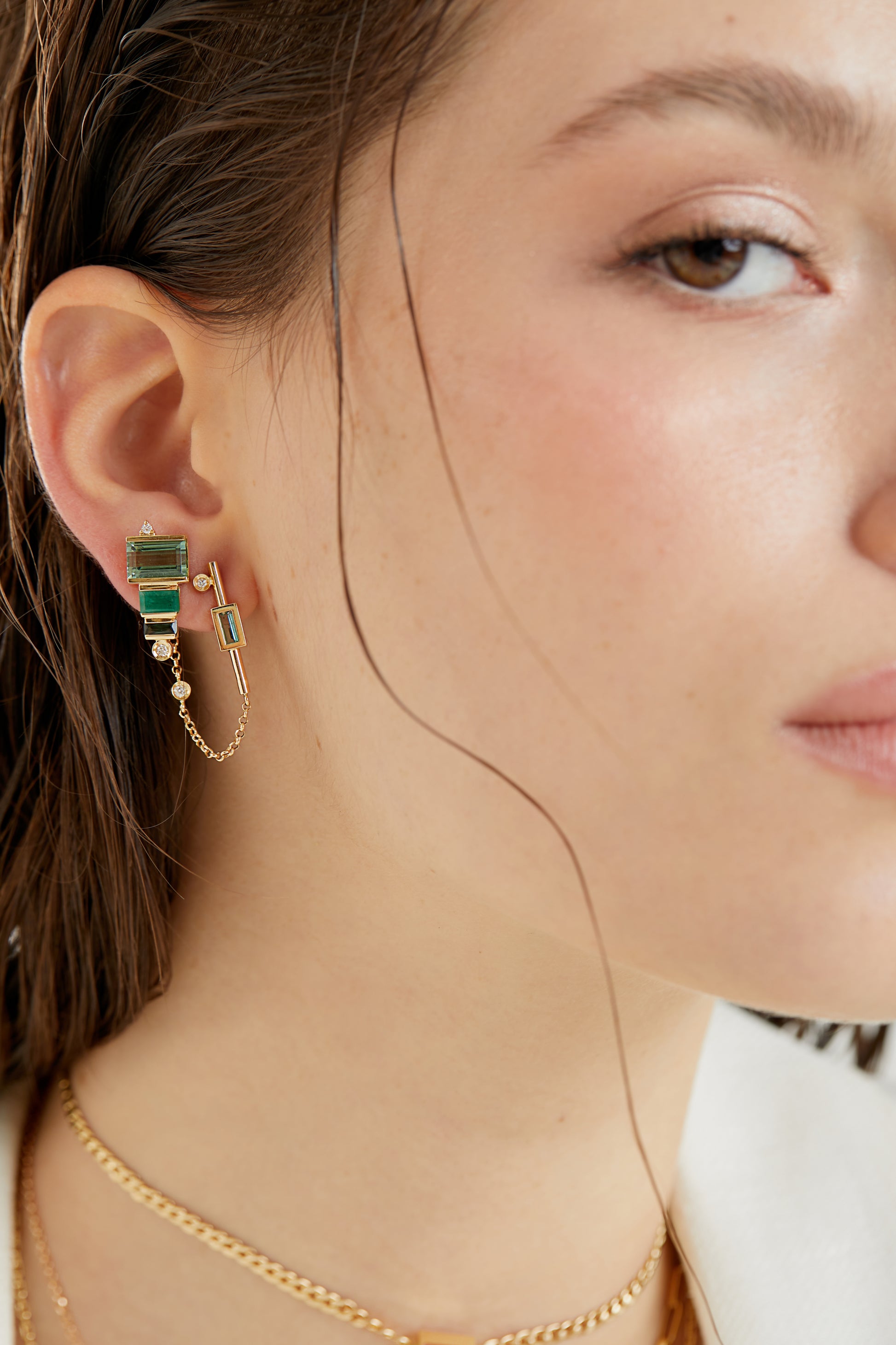 BRINCO EARCUFF COM TURMALINAS VERDES, ESMERALDA E DIAMANTES