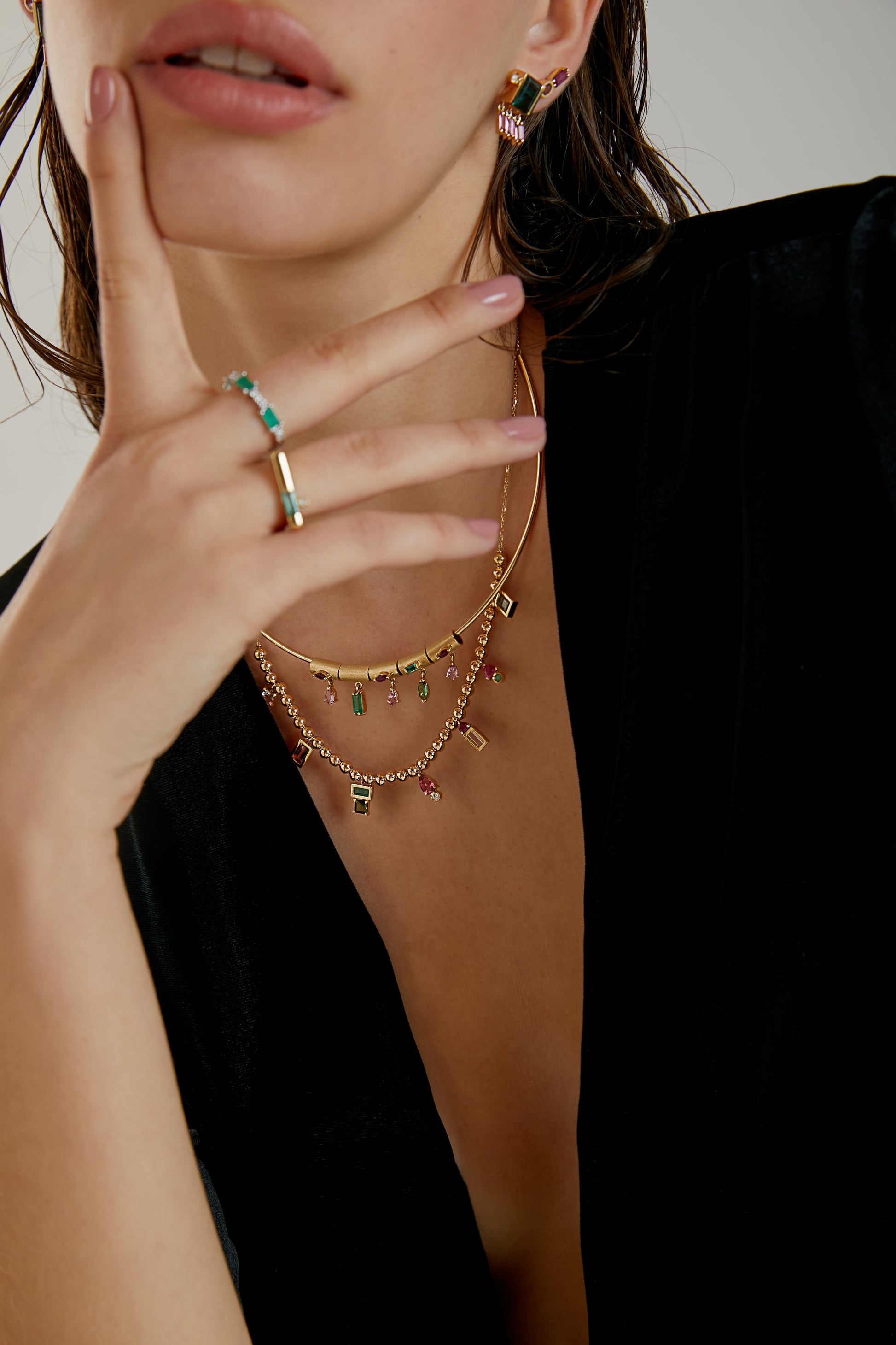 ANEL ALIANÇA COM ESMERALDAS E DIAMANTES