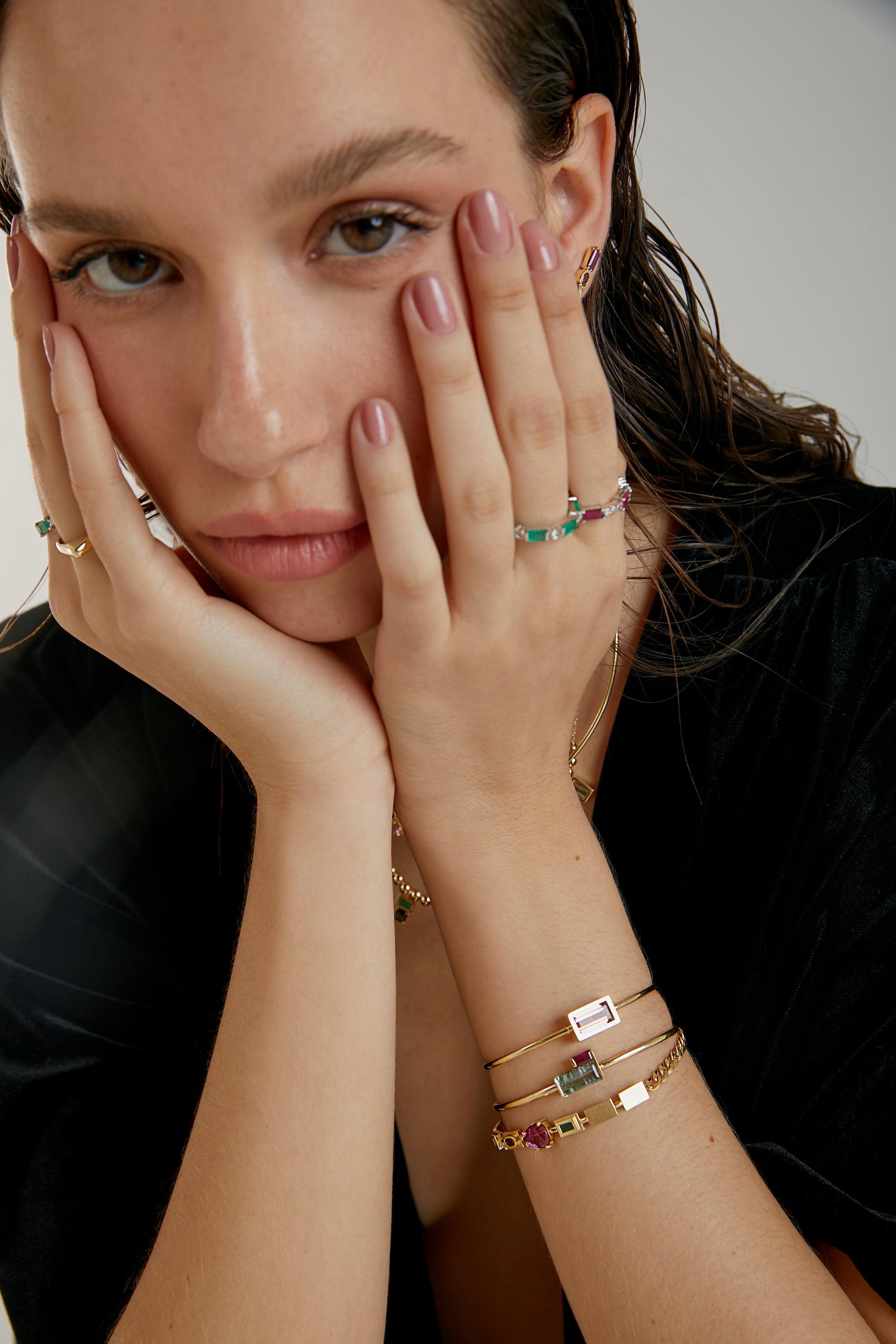 ANEL ALIANÇA COM ESMERALDAS E DIAMANTES