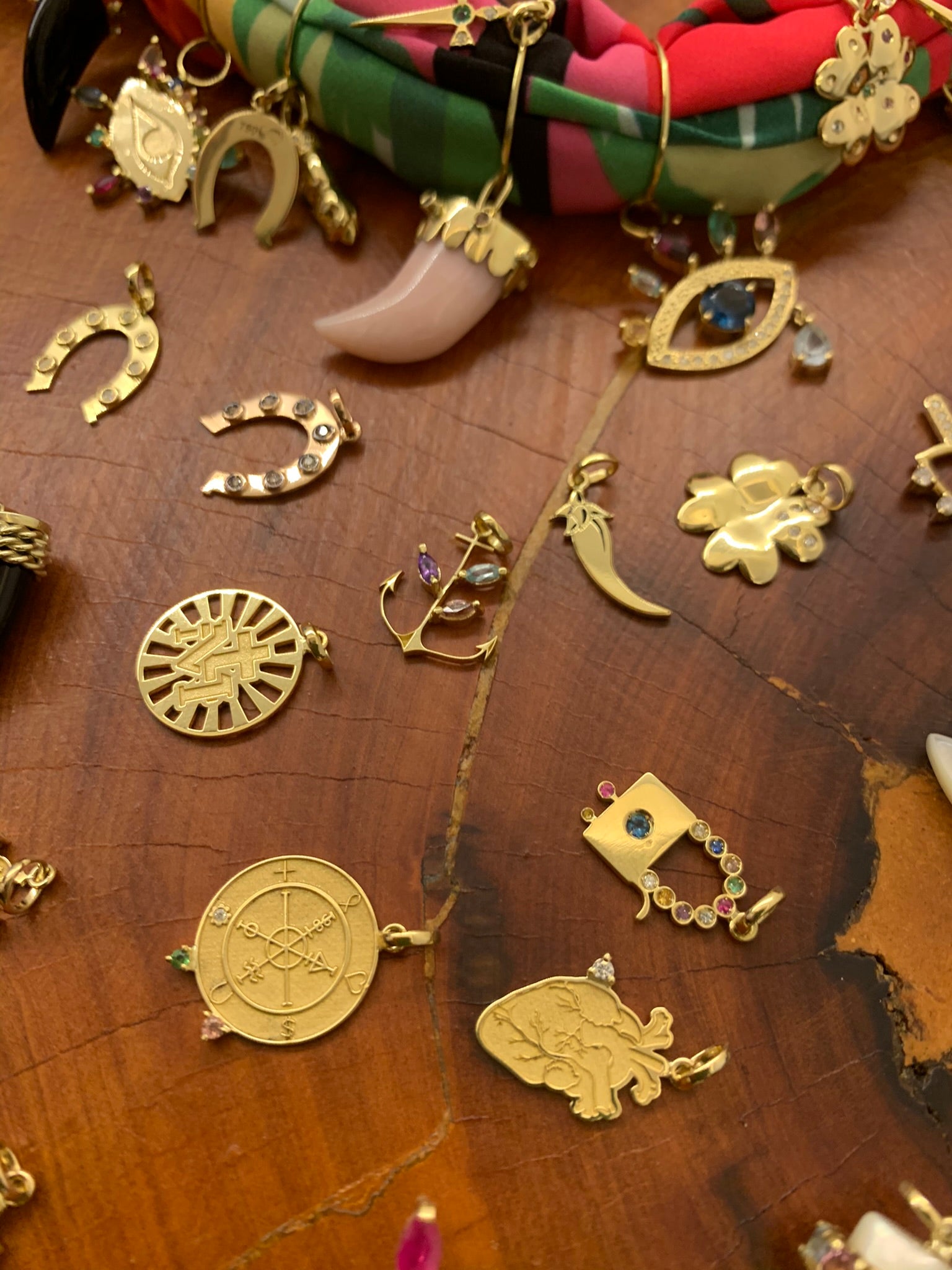 PINGENTE FERRADURA DIAMANTE CHOCOLATE