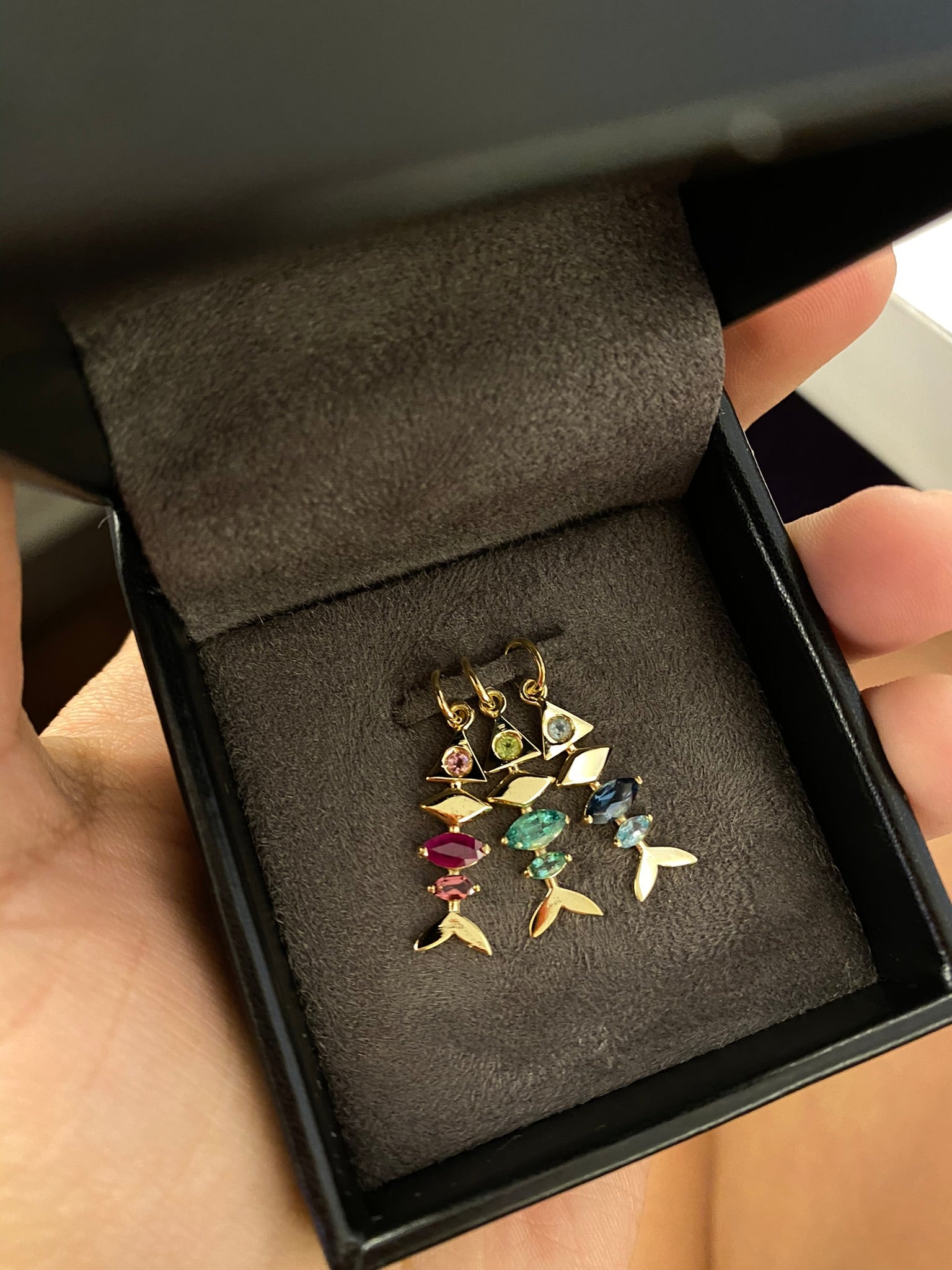 PINGENTE ESPINHA DE PEIXE COM GEMAS