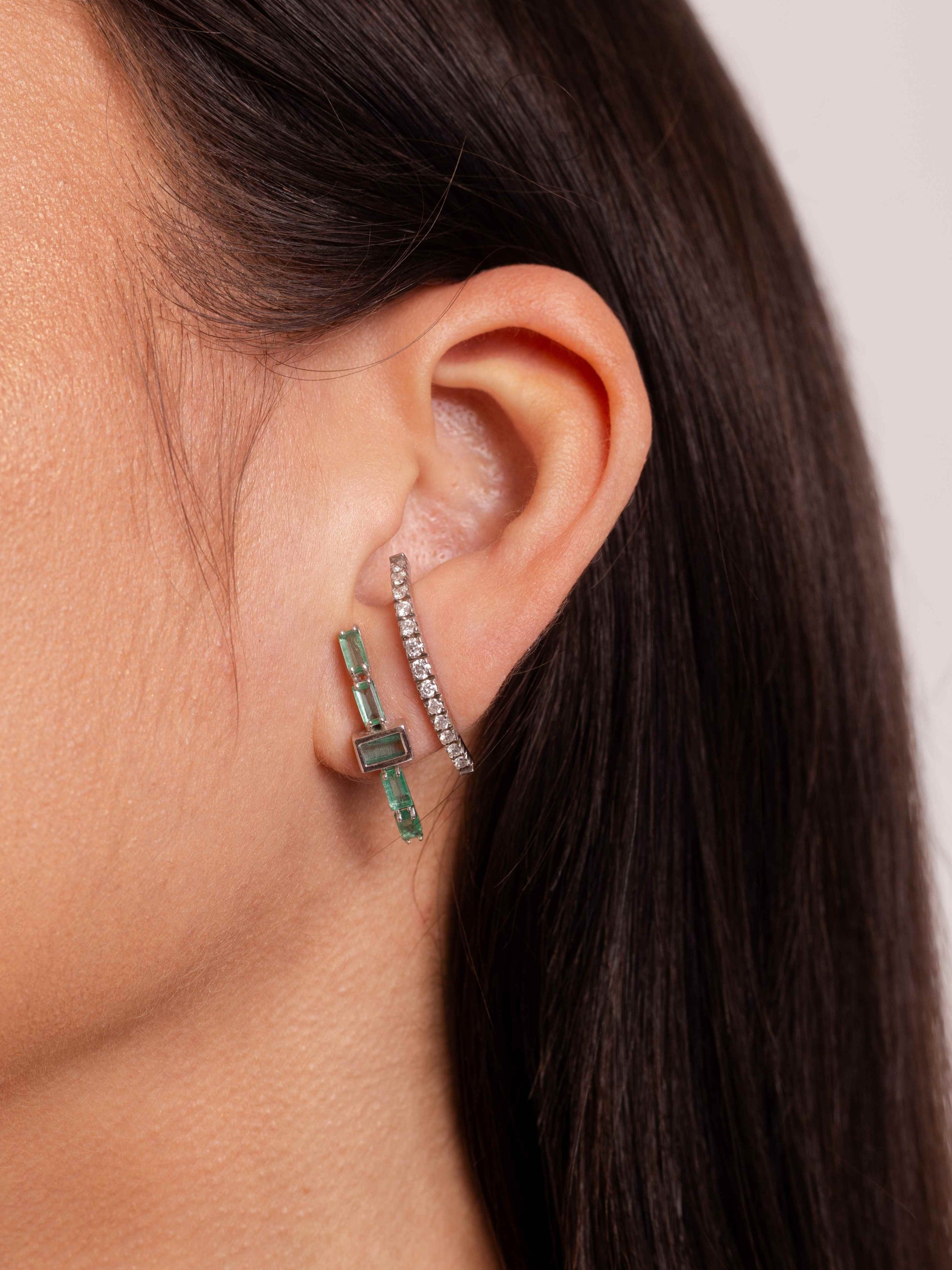 BRINCO CÔNCAVO BAGUETES COM ESMERALDAS