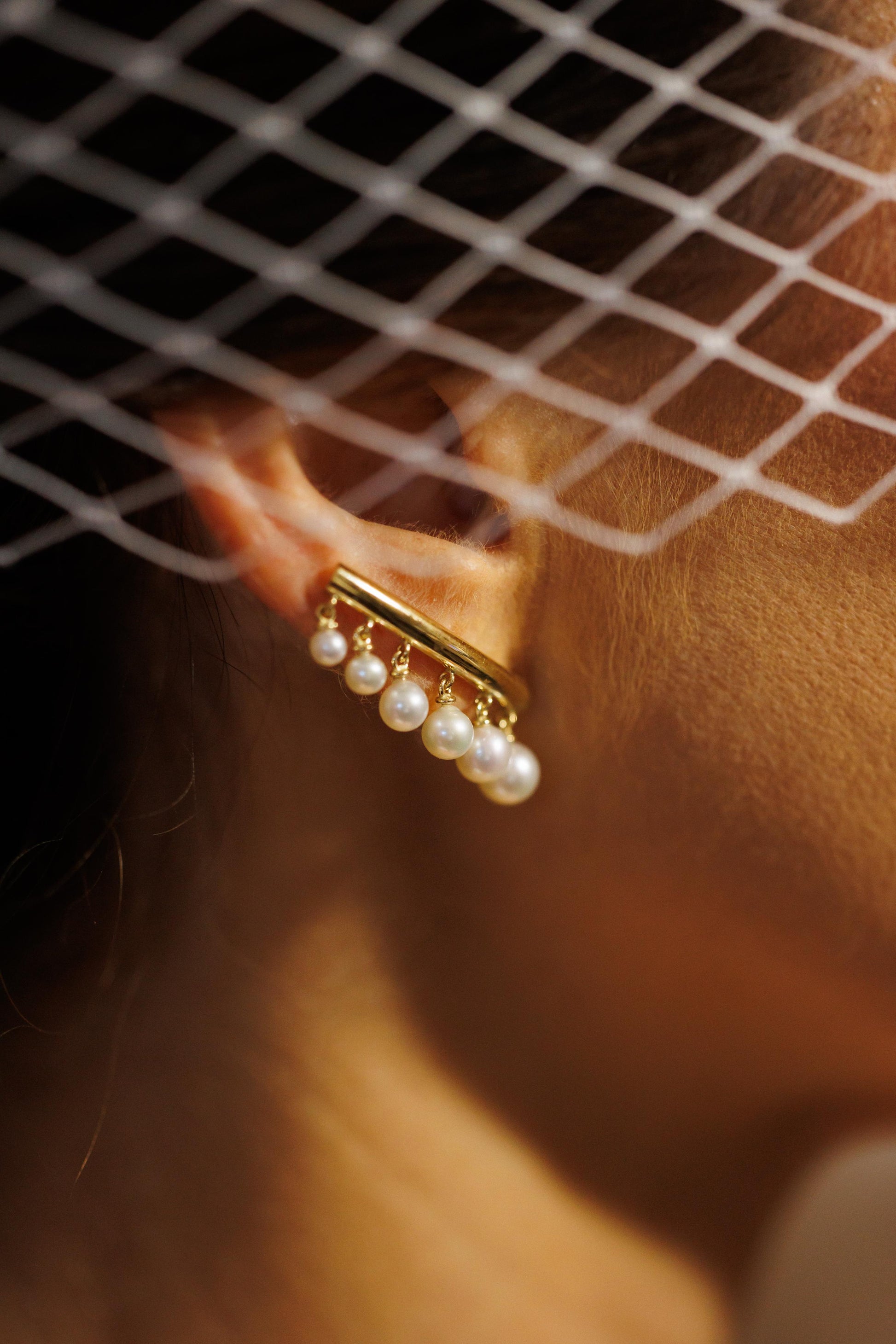 BRINCO EARCUFF COM DEGRADÊ DE PÉROLAS