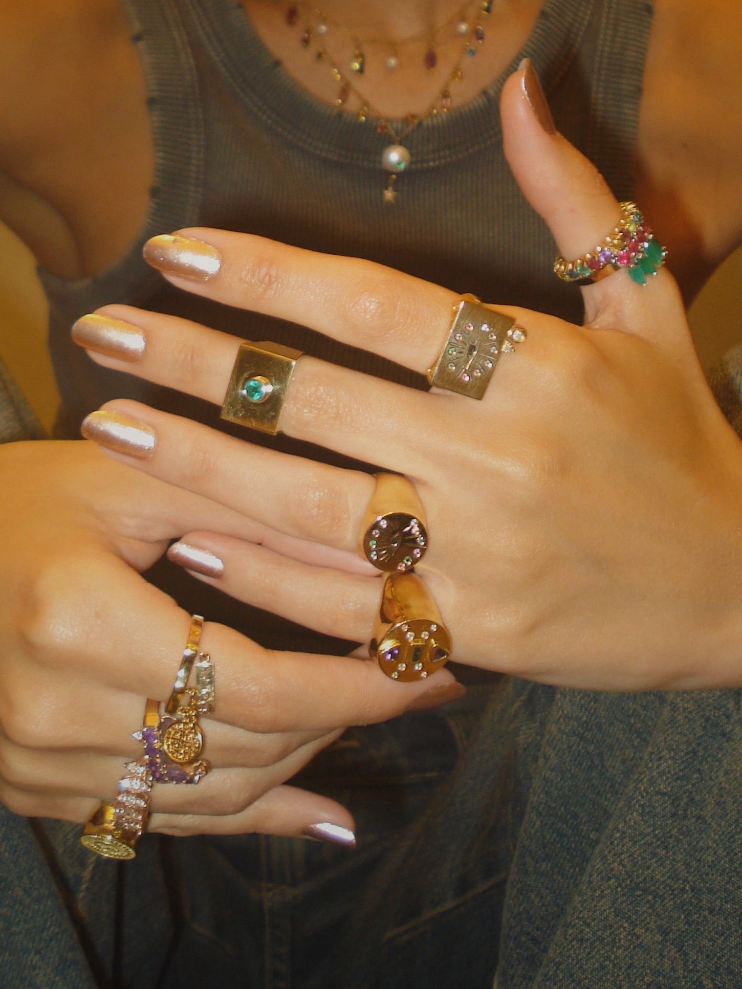 ANEL DEDINHO COM AMETISTA E ESMERALDA