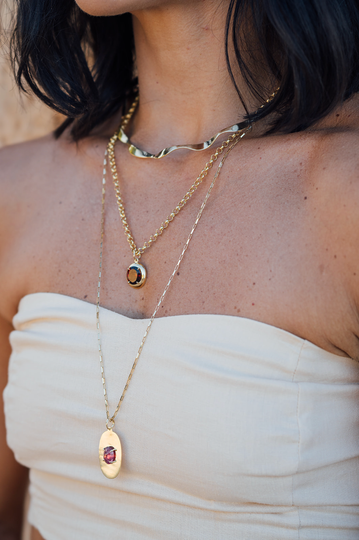 COLAR CHOKER RÍGIDA DE BABADOS