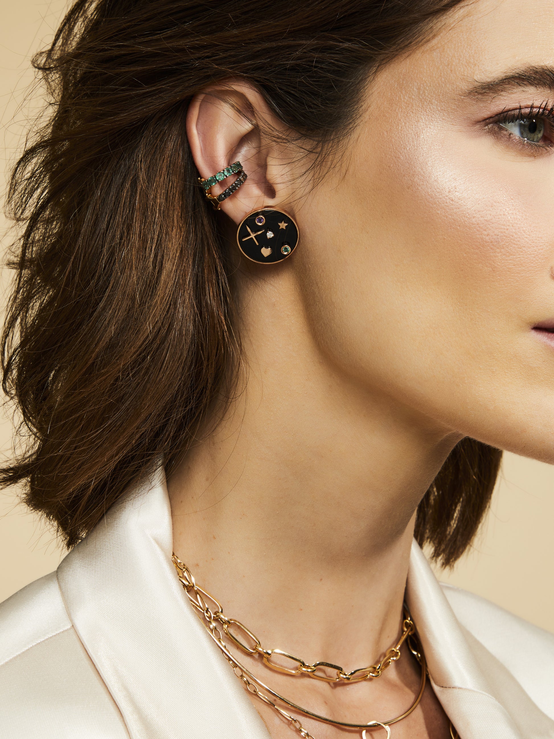 BRINCO COM ÔNIX, AMETISTA E ESMERALDA