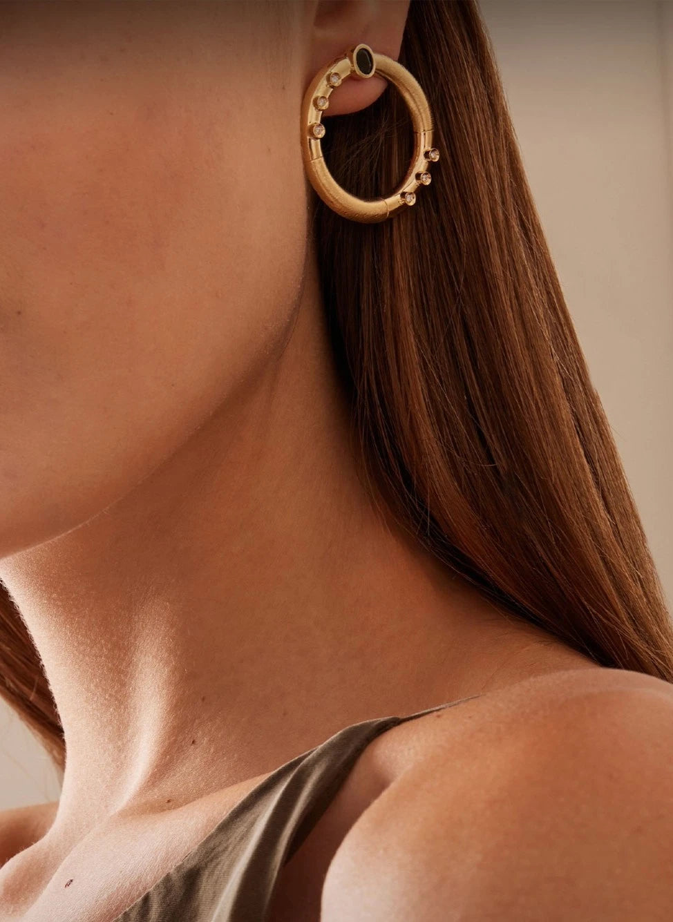 BRINCO ARGOLA COM TURMALINA AZUL E DIAMANTE