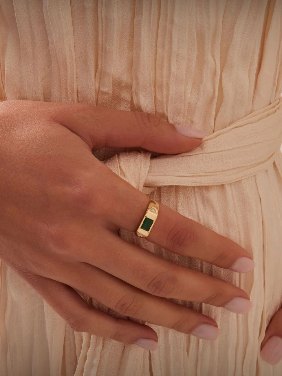 ANEL COM ESMERALDA E DIAMANTES