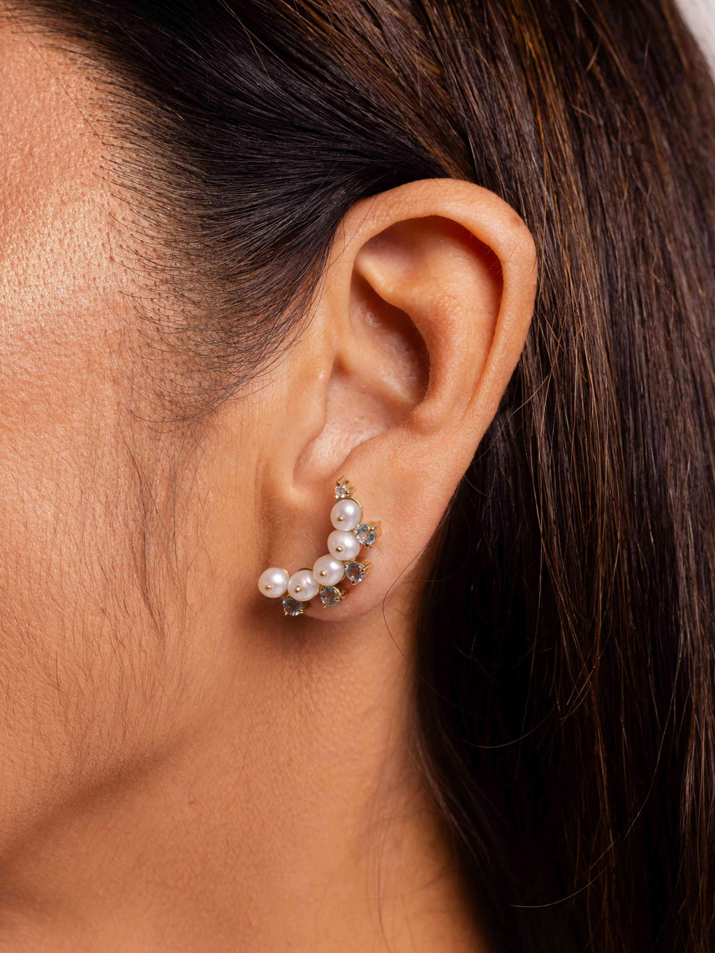 BRINCO EARCUFF PÉROLAS E GEMAS