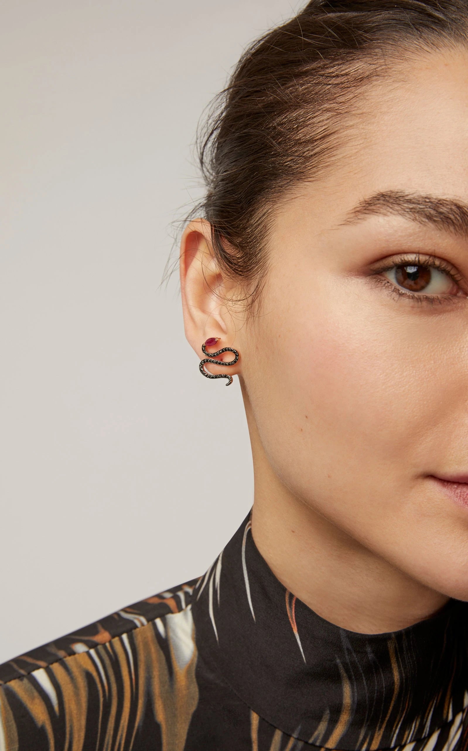 BRINCO COBRA COM RUBI E DIAMANTE NEGRO