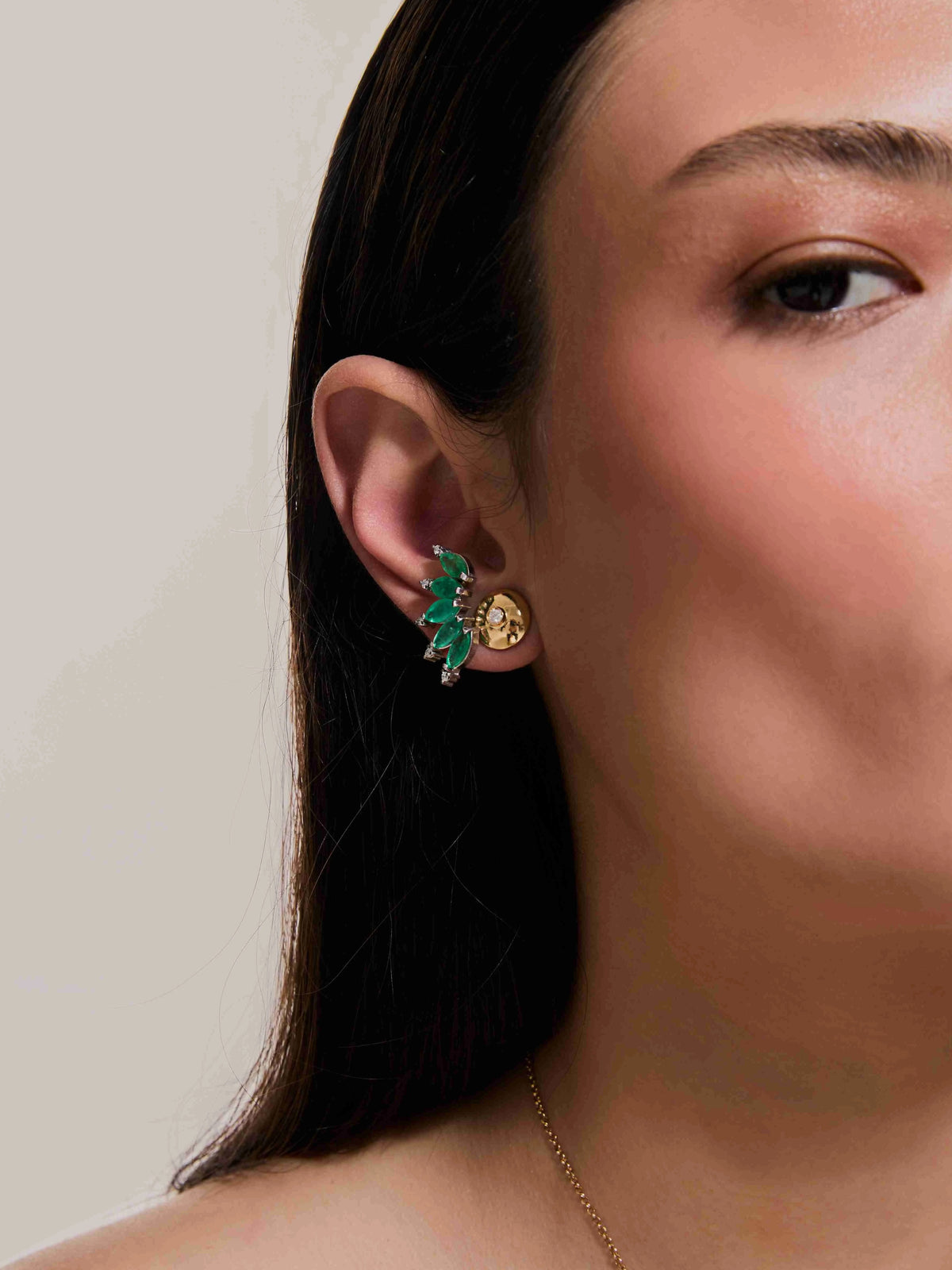 BRINCO EARCUFF ESMERALDAS E DIAMANTE