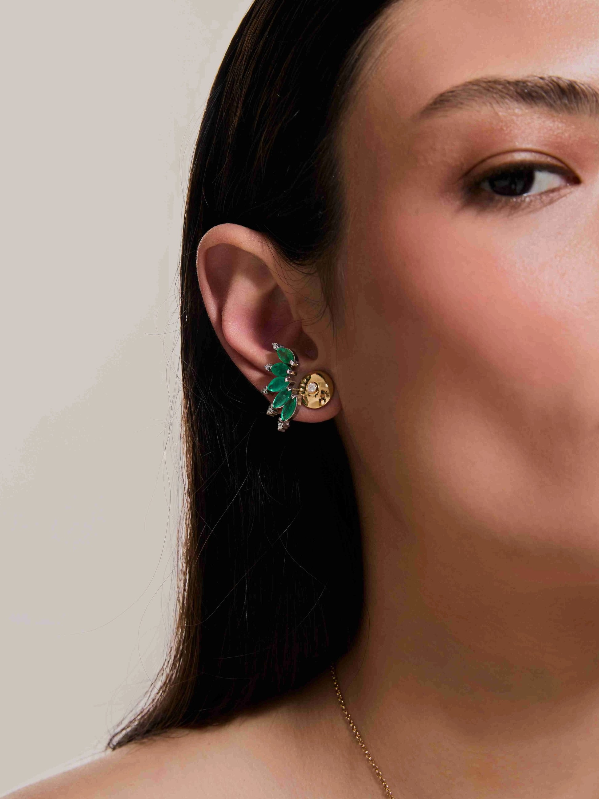 BRINCO EARCUFF ESMERALDAS E DIAMANTE