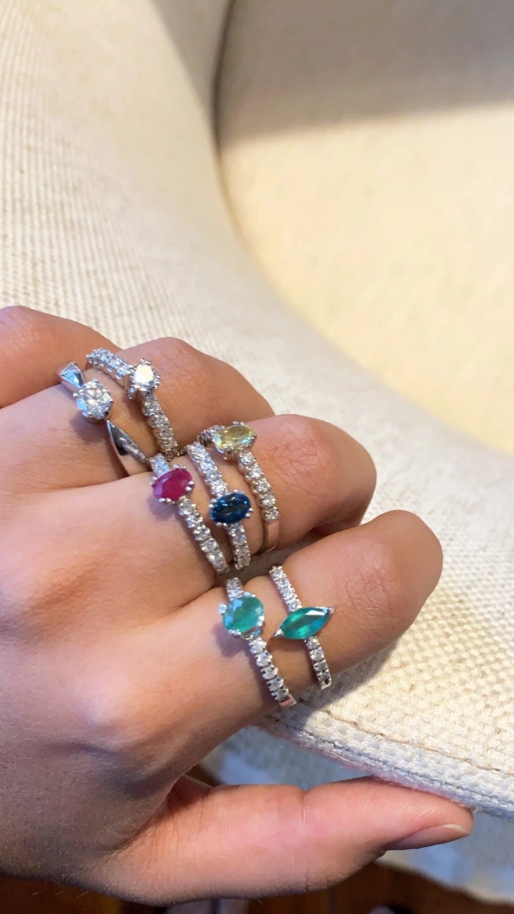 ANEL SOLITÁRIO ESMERALDA E DIAMANTES