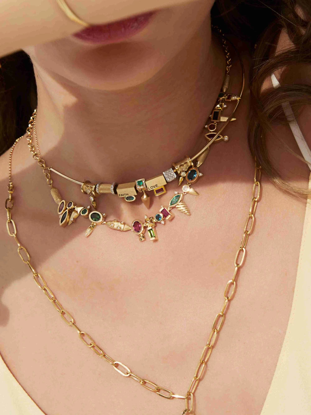 PINGENTE SEPARADOR "FAITH" COM ESMERALDA