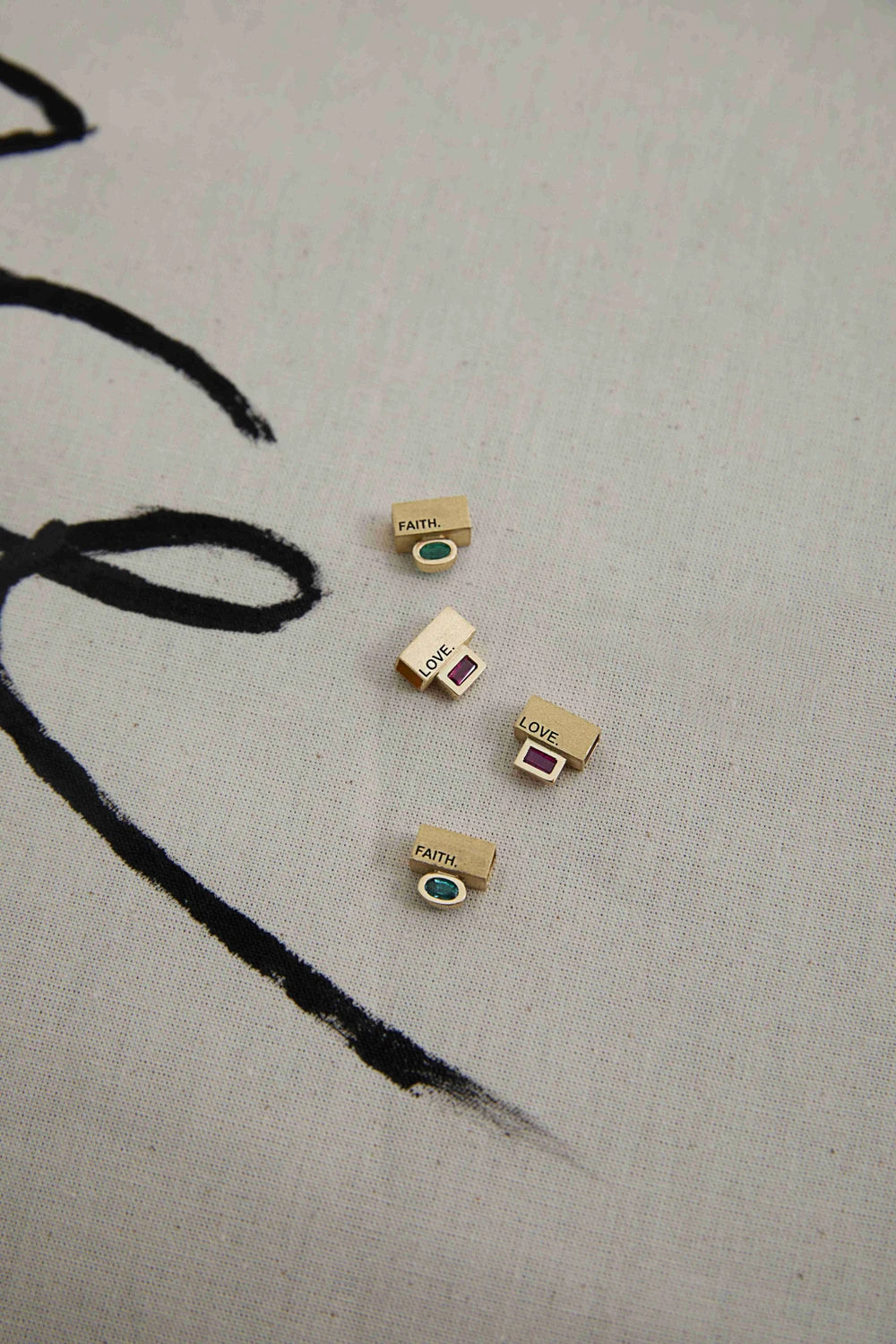 PINGENTE SEPARADOR "FAITH" COM ESMERALDA