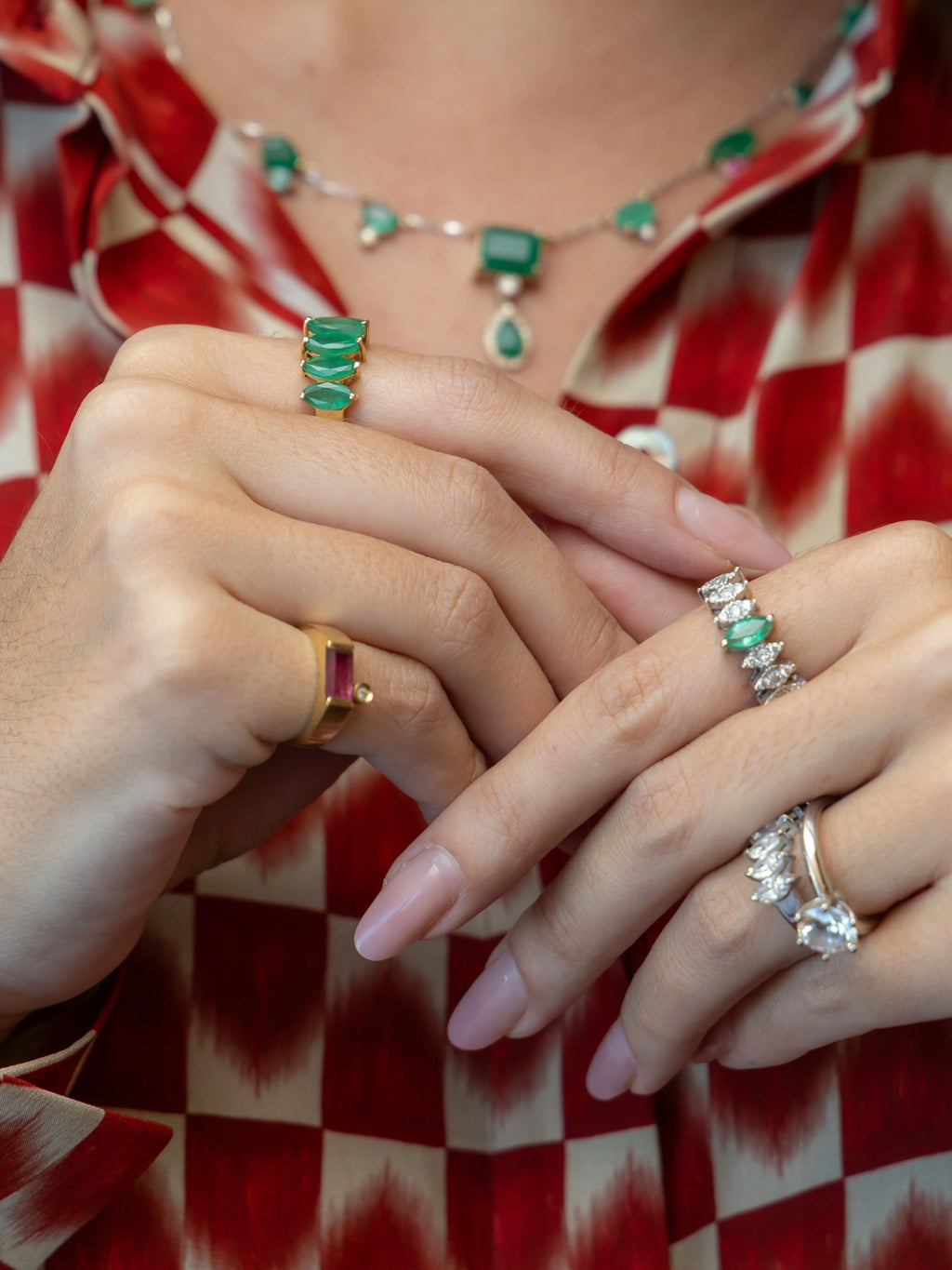 ANEL MEIA ALIANÇA ESMERALDA E DIAMANTE