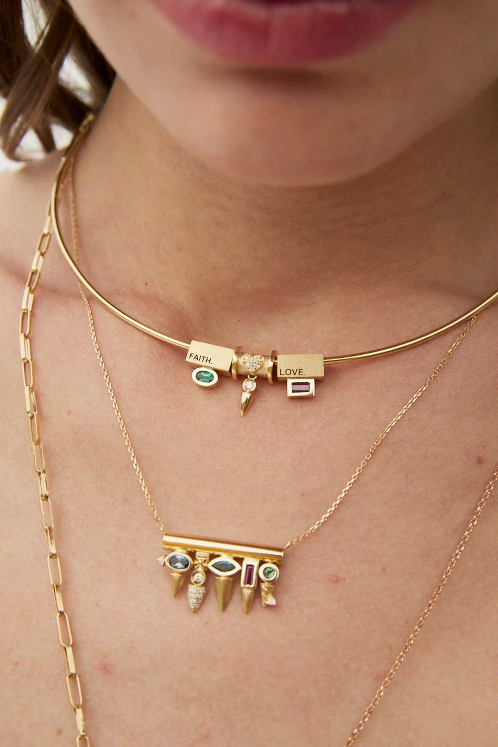 PINGENTE SEPARADOR "FAITH" COM ESMERALDA