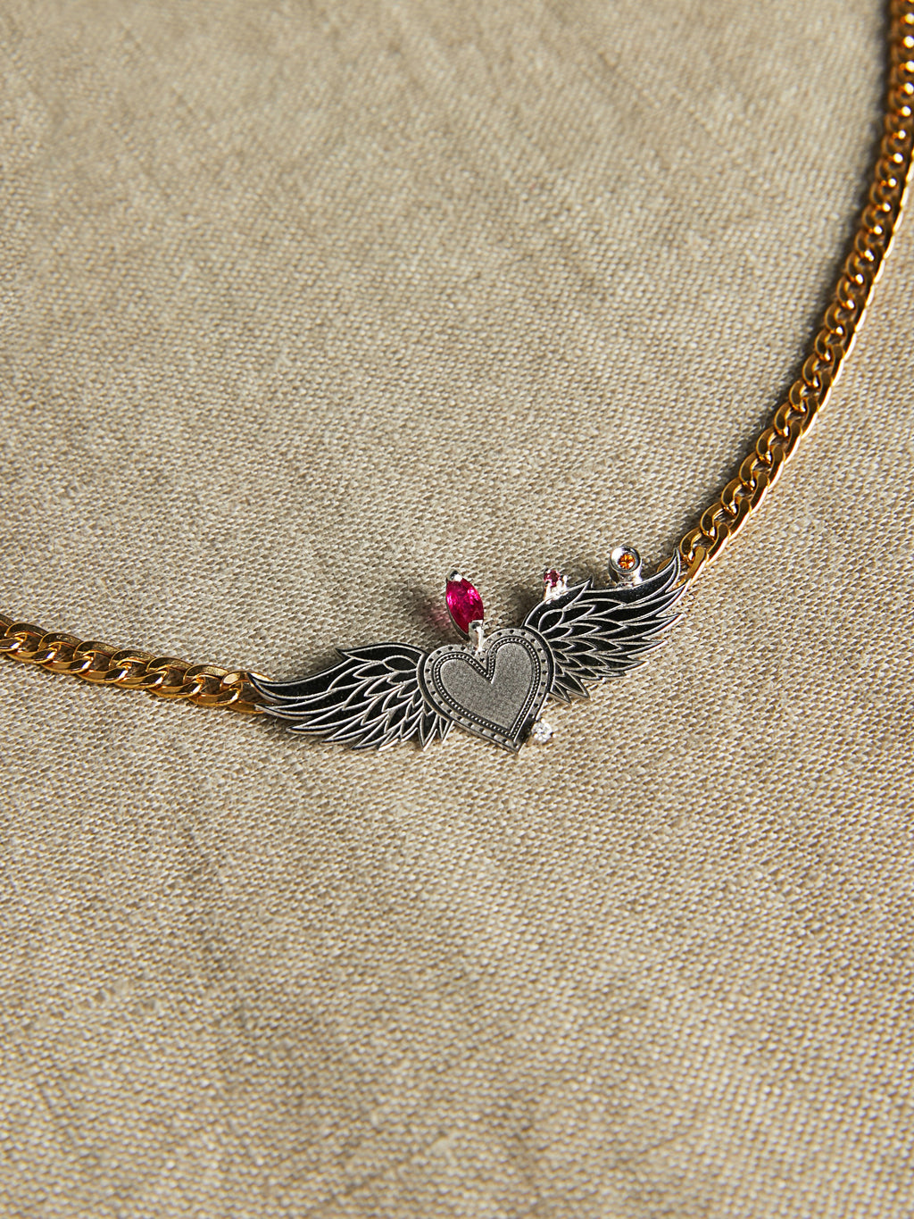 CHOKER GRUMMER COM CORAÇÃO ASAS