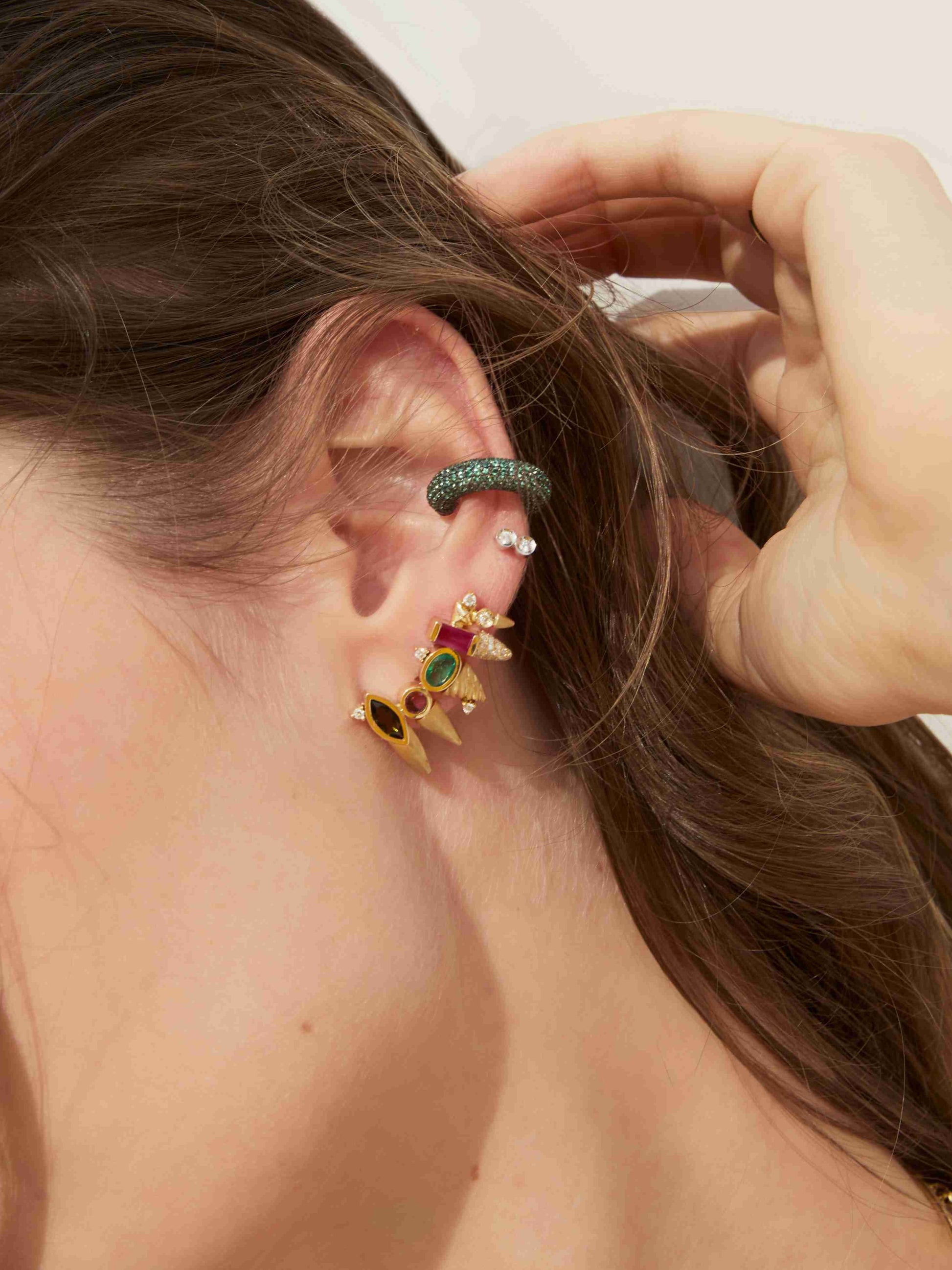 PIERCING BOJUDO CRAVEJADO COM ESMERALDAS