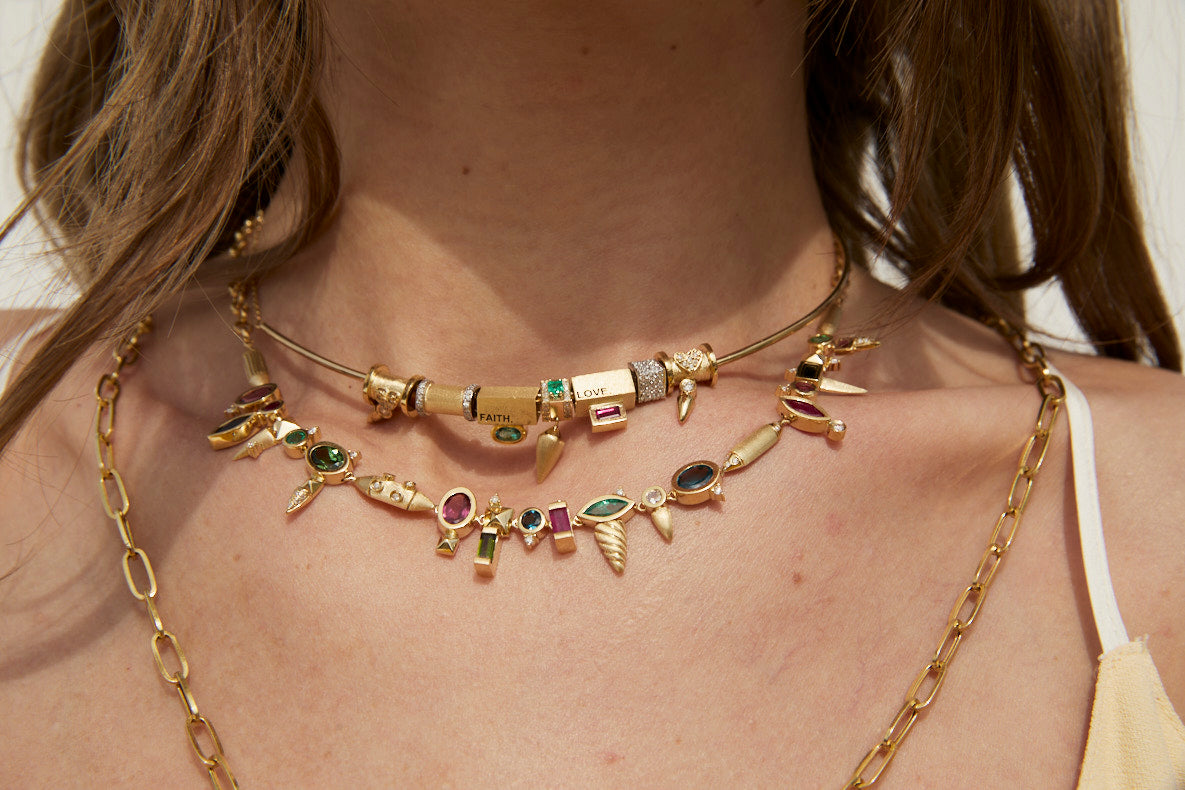 PINGENTE SEPARADOR DENTE COM ESMERALDA E DIAMANTE