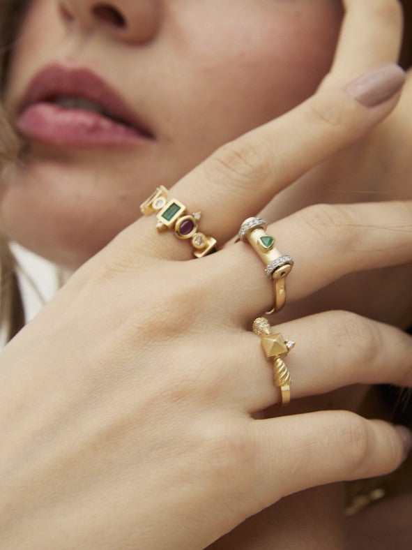 ANEL CANINHO COM ESMERALDA E DIAMANTE