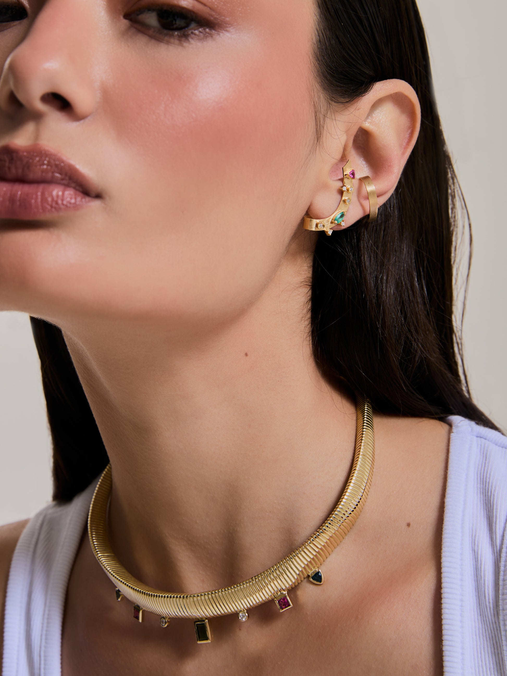 BRINCO EARCUFF COM DIAMANTE, ESMERALDA E TURMALINAS