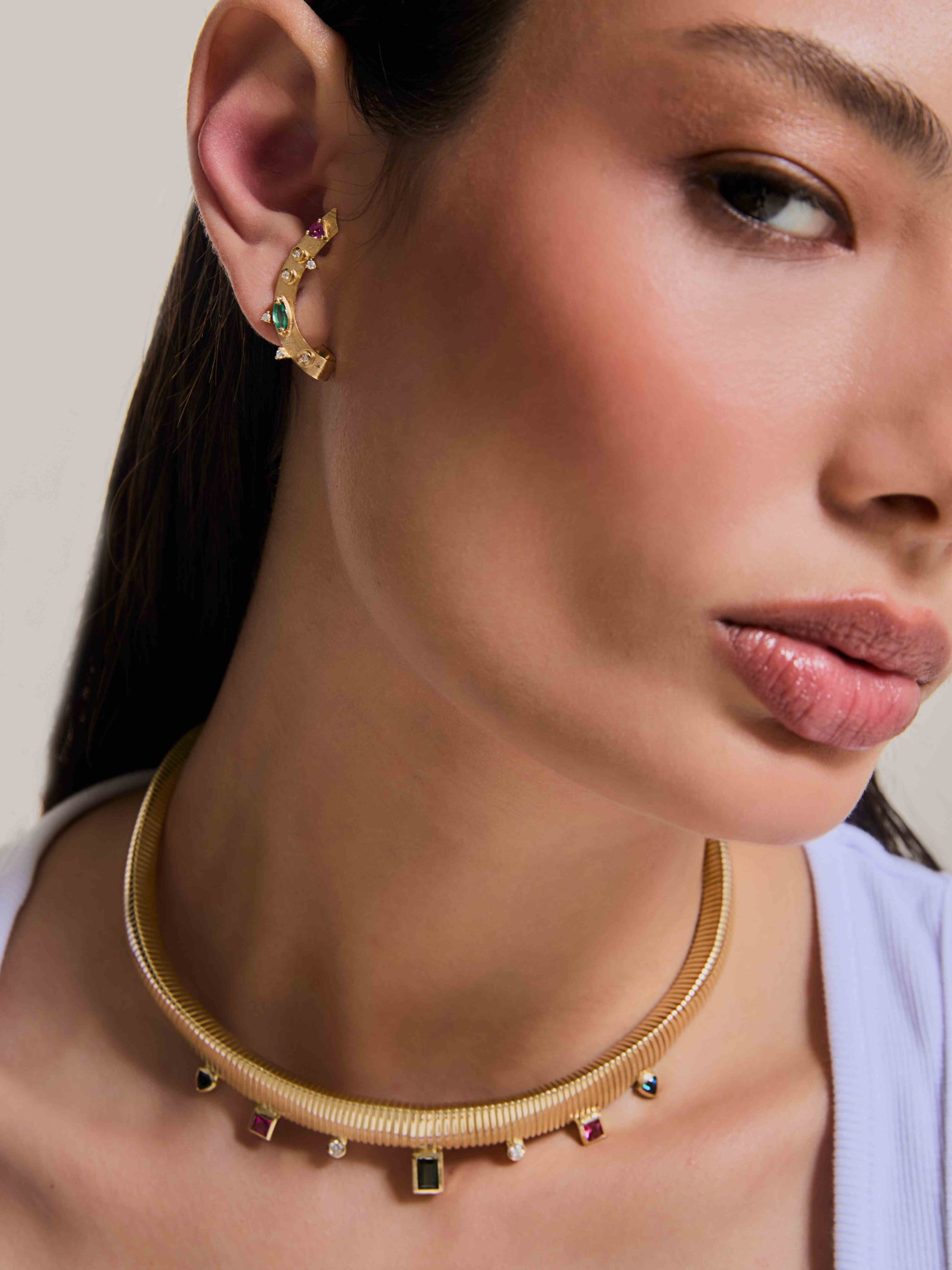 BRINCO EARCUFF COM DIAMANTE, ESMERALDA E TURMALINAS