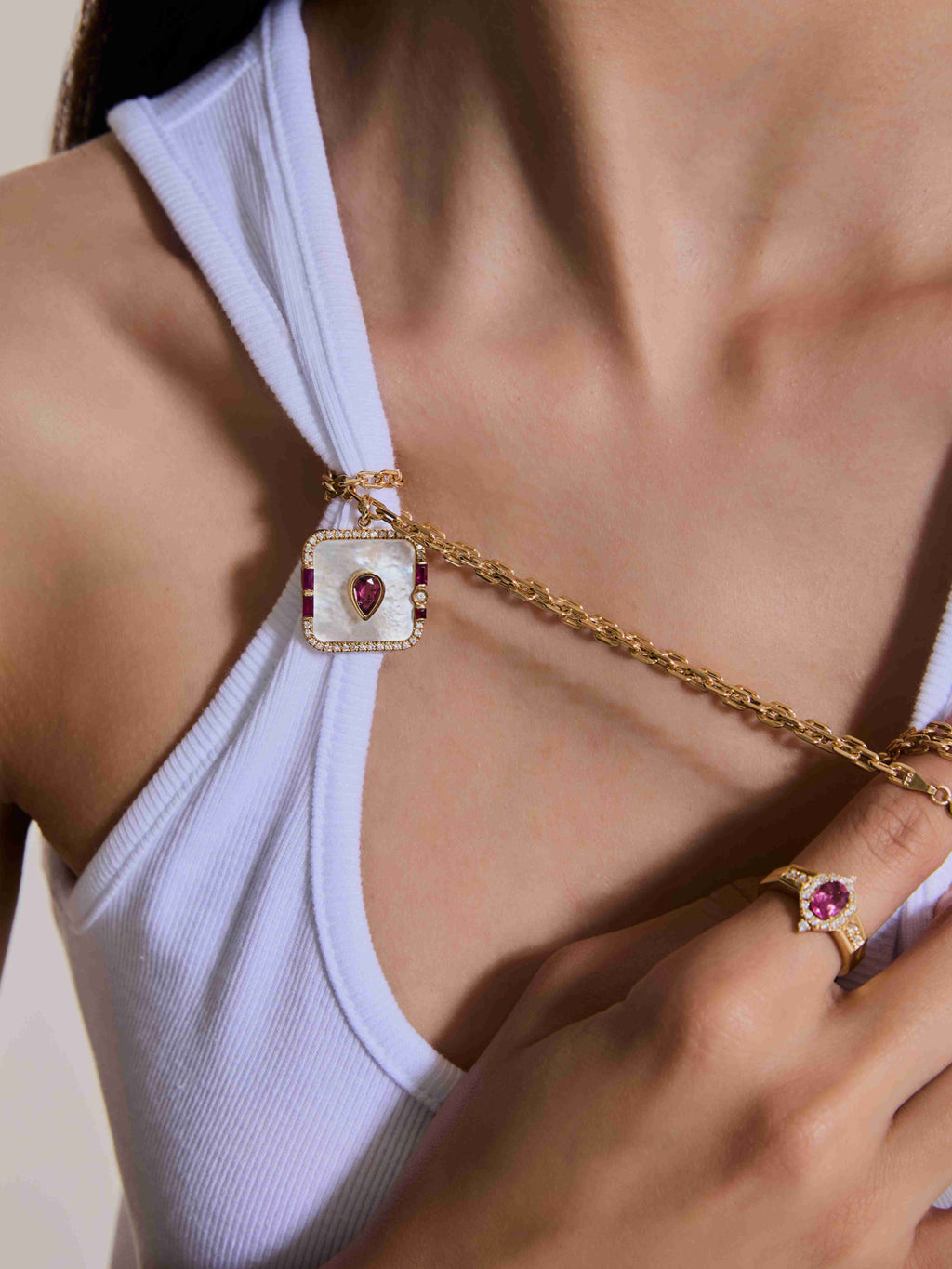 PINGENTE MADREPÉROLA COM RUBI