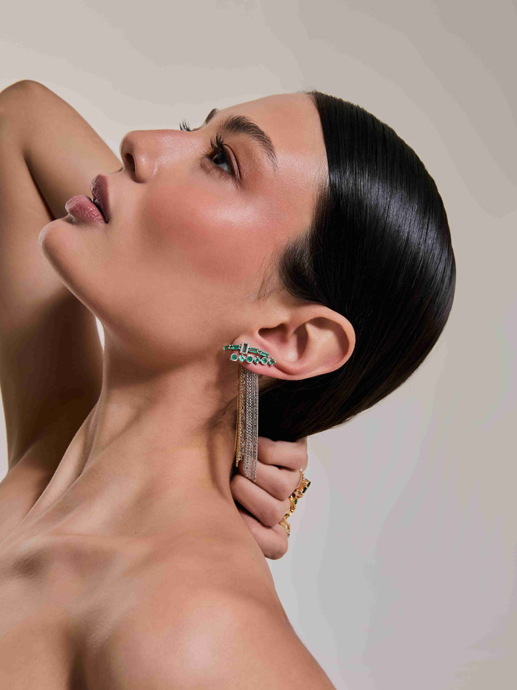 BRINCO CÔNCAVO BAGUETES COM ESMERALDAS