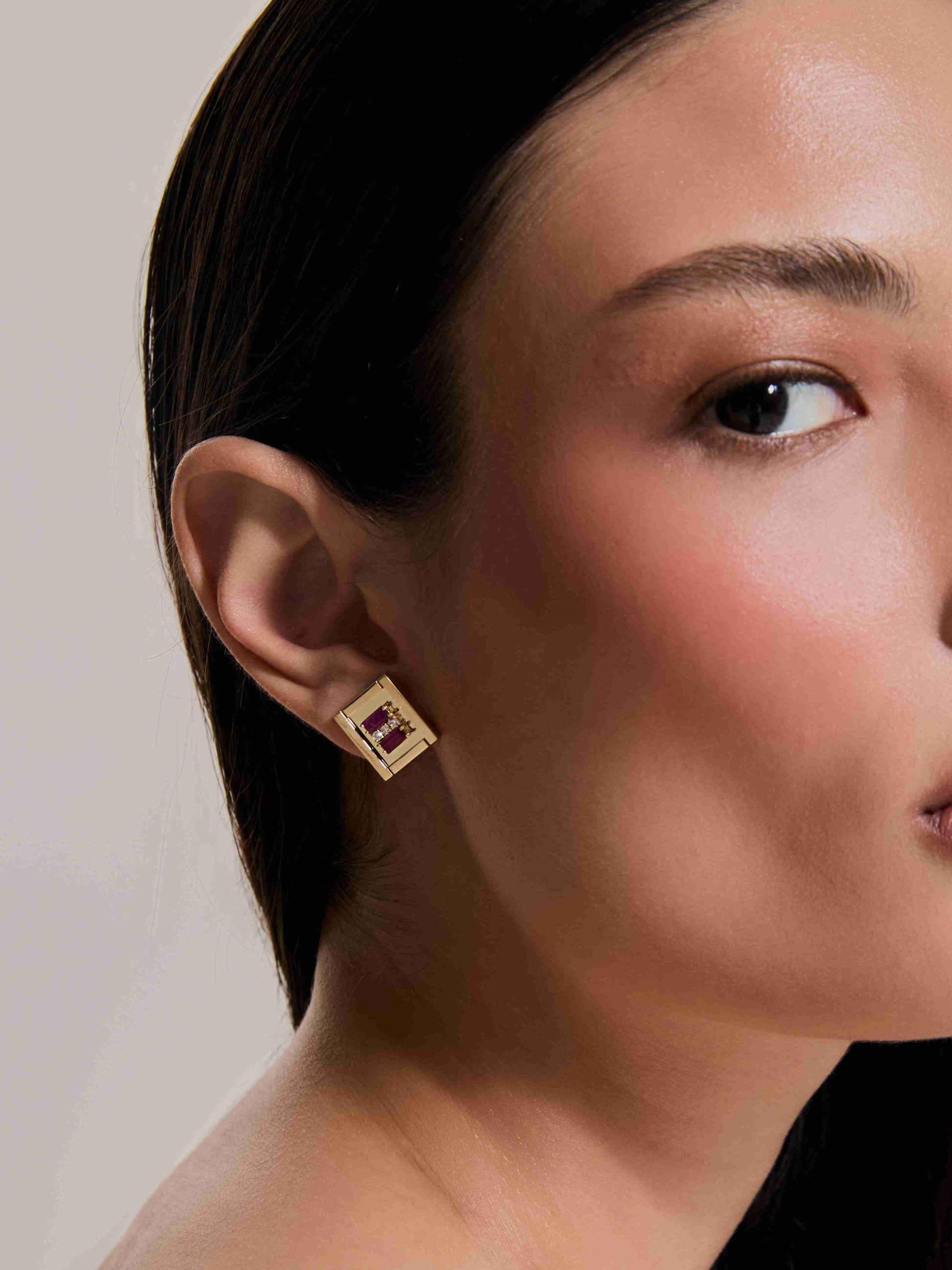 BRINCO CHAPA COM RUBI E DIAMANTES