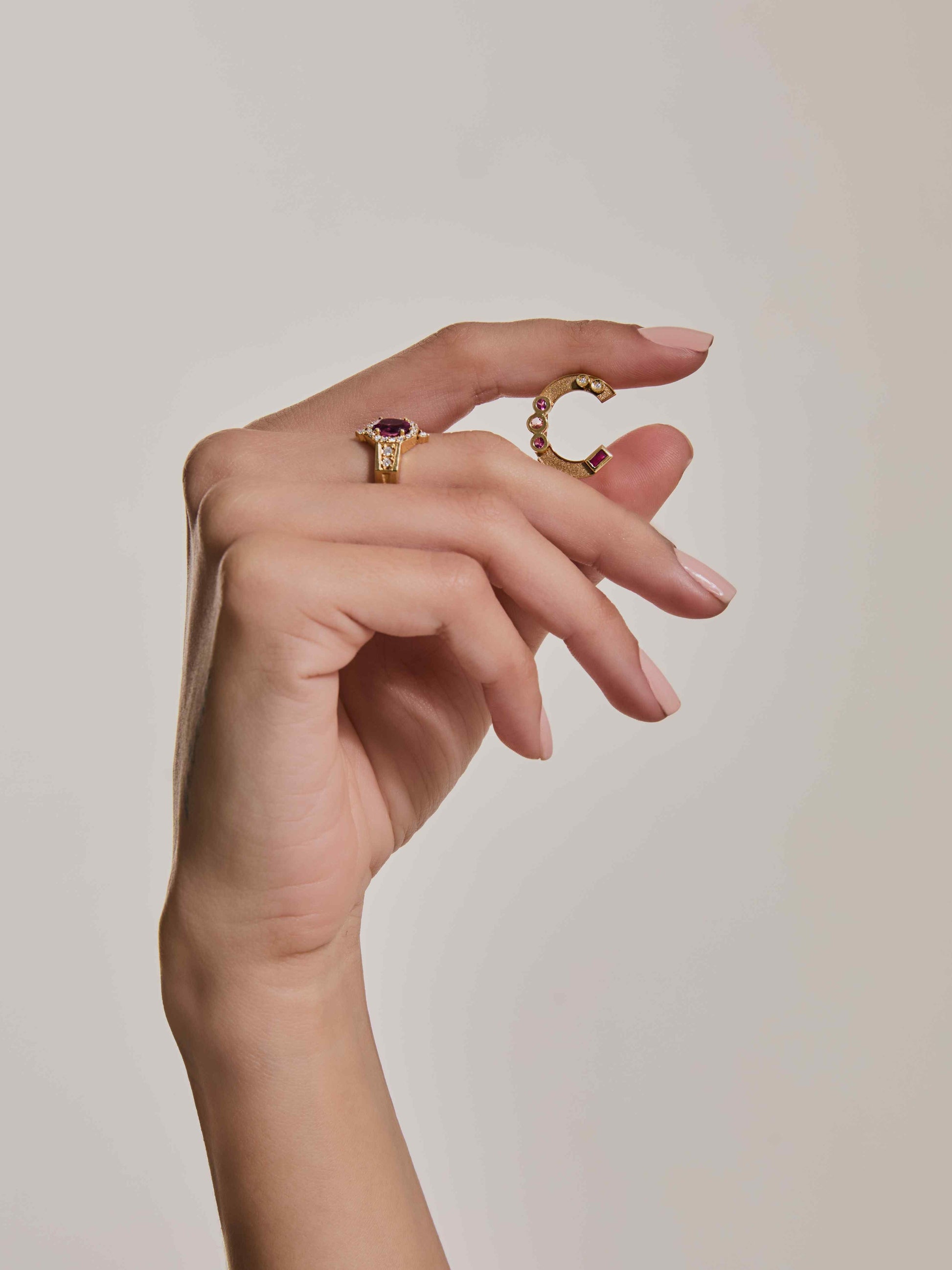 BROCHE INICIAL COM GEMAS COLORIDAS