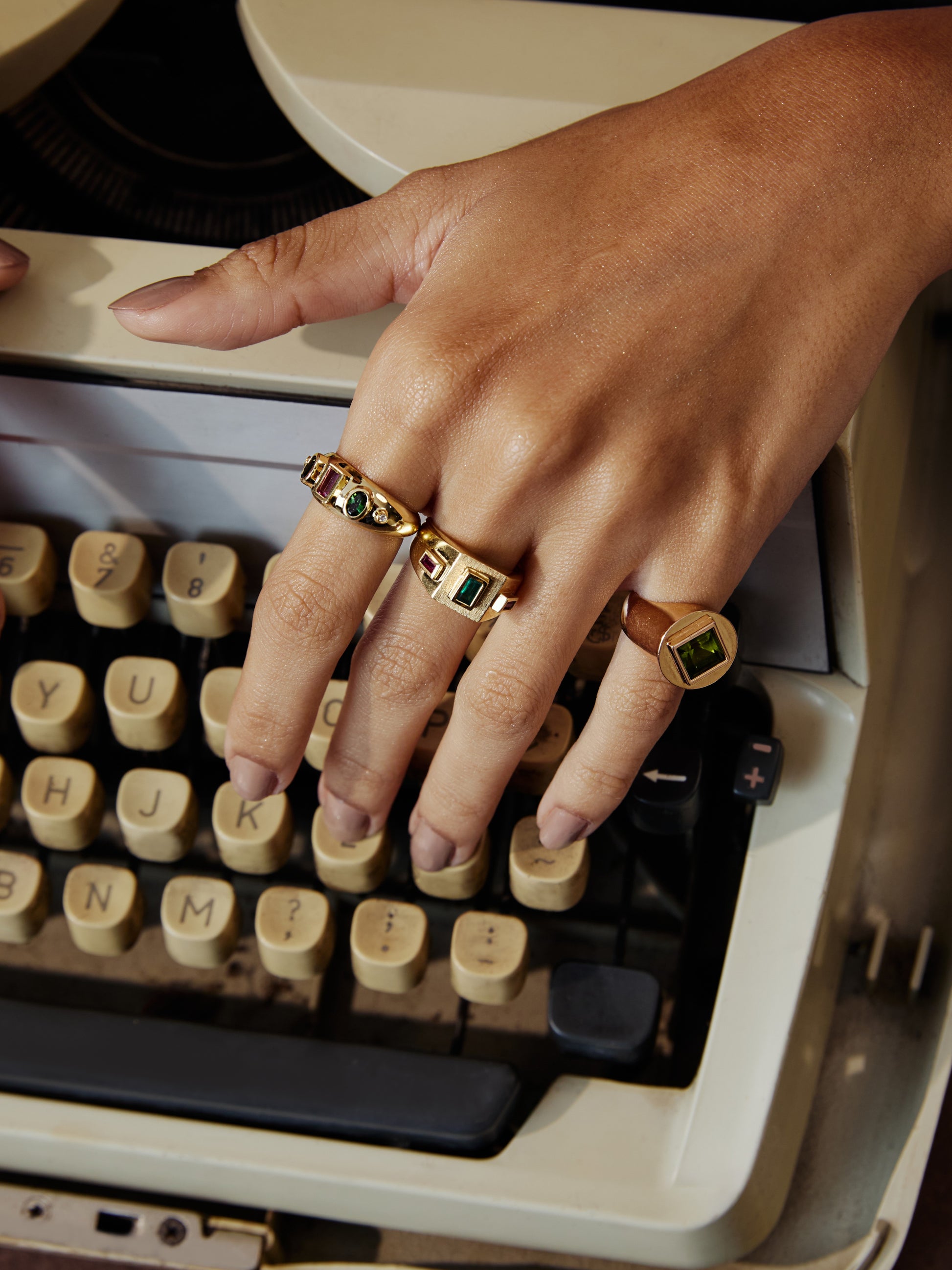 ANEL COM ESMERALDA E RUBI