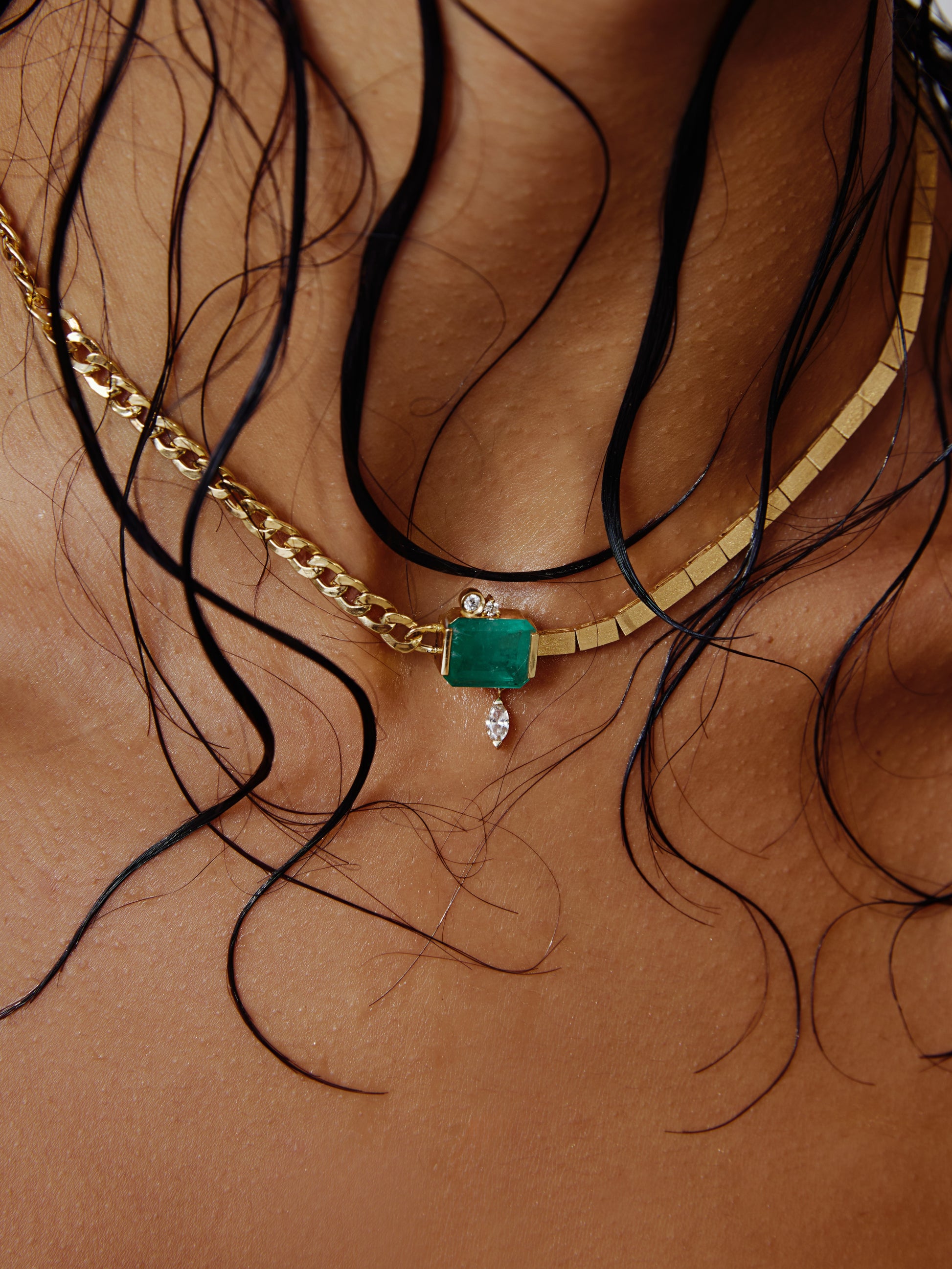 COLAR COM ESMERALDA E DIAMANTES