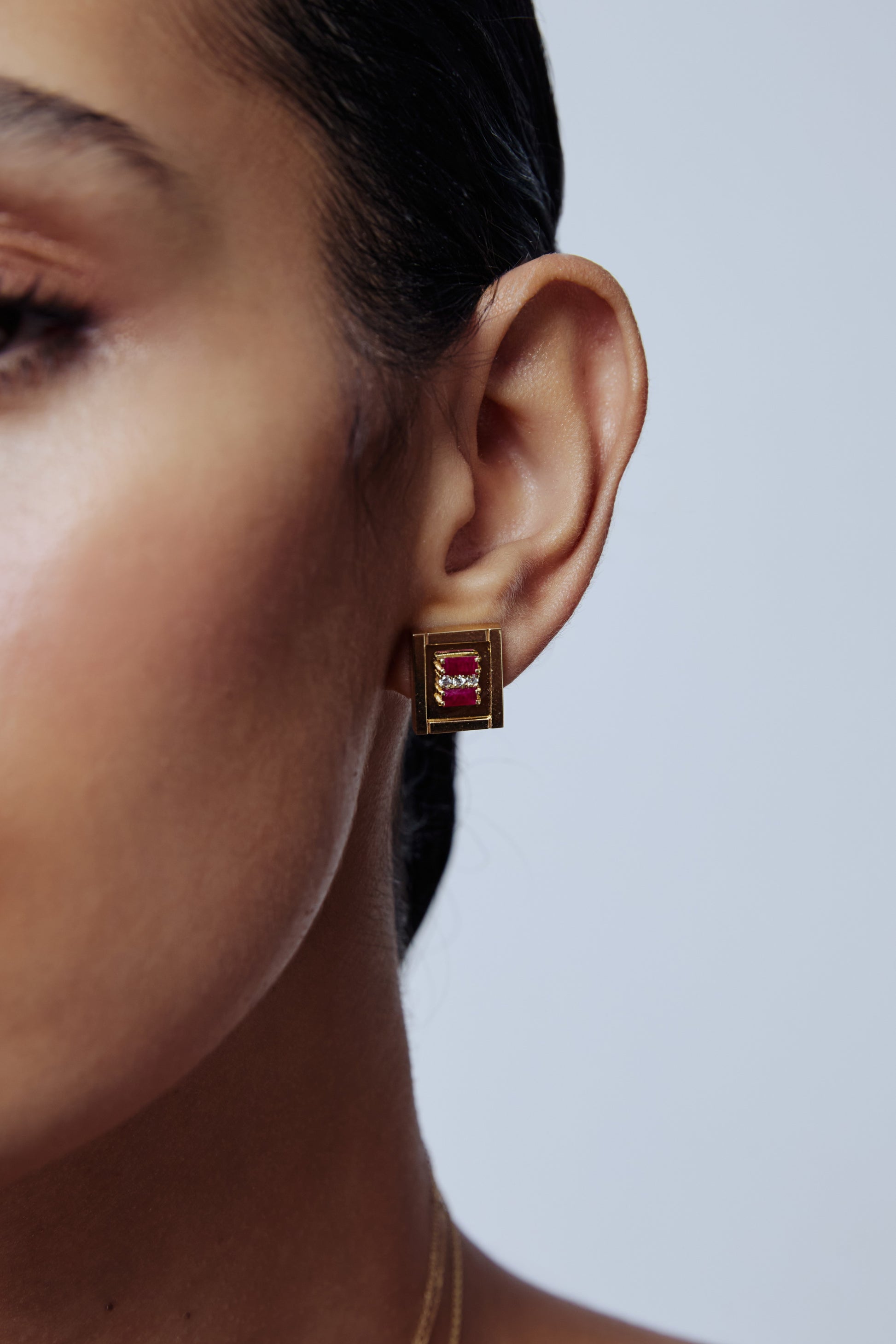 BRINCO CHAPA COM RUBI E DIAMANTES